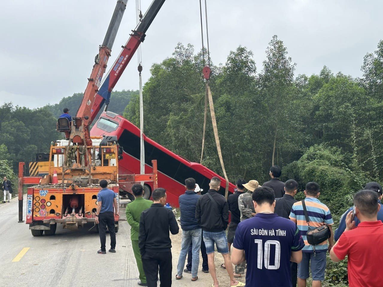 Xe kh&aacute;ch mất l&aacute;i tr&ecirc;n Quốc lộ 15, nhiều người hoảng loạn - Ảnh 1.
