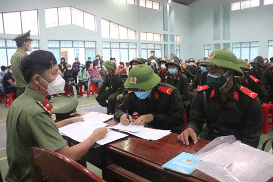 Kh&ocirc;ng chấp h&agrave;nh lệnh kh&aacute;m nghĩa vụ, 5 thanh ni&ecirc;n bị phạt 150 triệu đồng- Ảnh 1.
