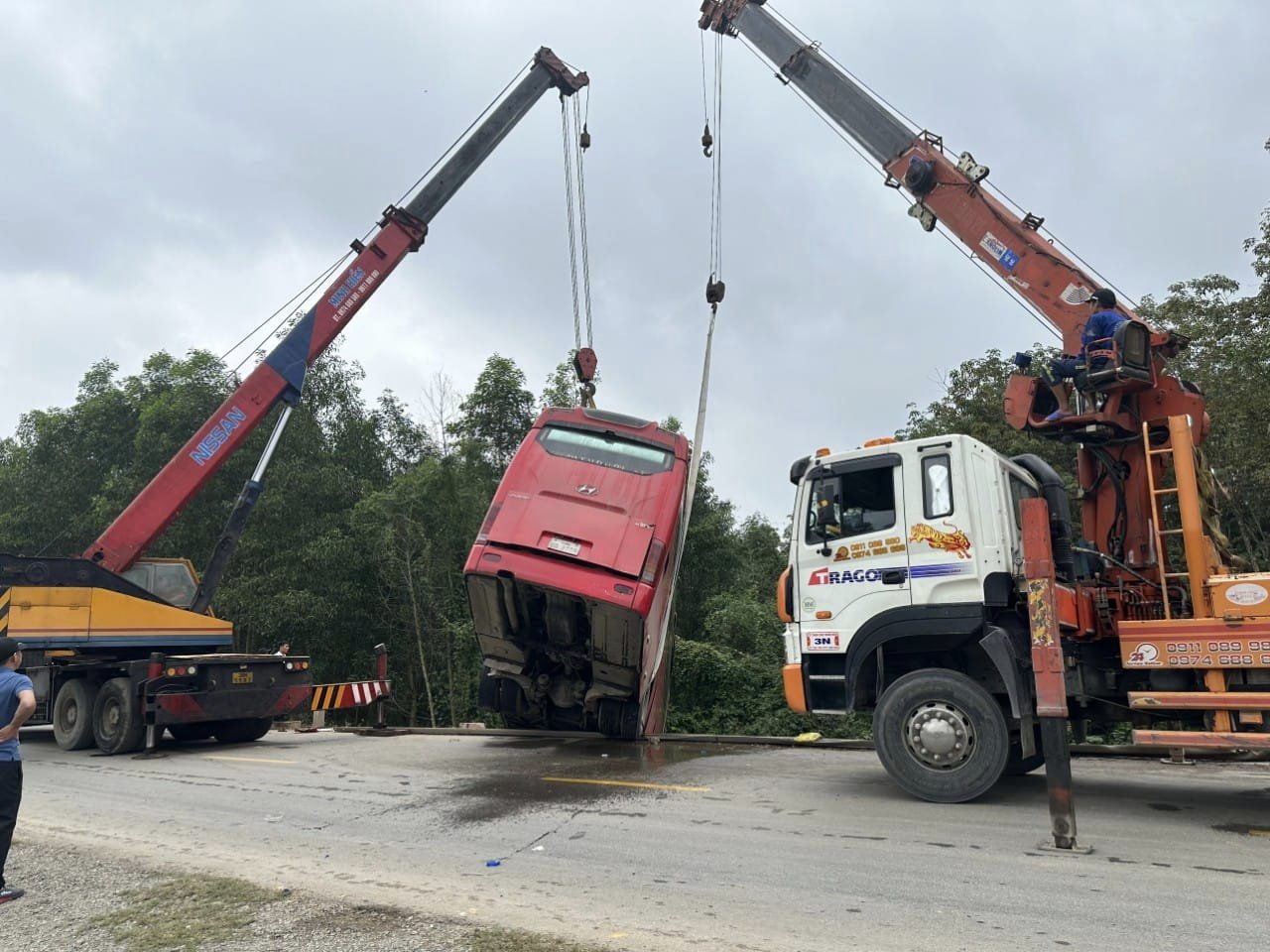 Xe kh&aacute;ch mất l&aacute;i tr&ecirc;n Quốc lộ 15, nhiều người hoảng loạn - Ảnh 2.