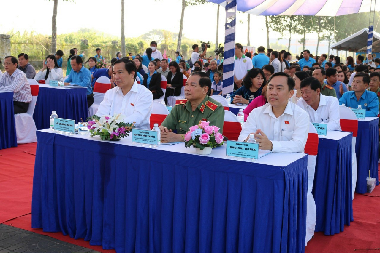 Ông Lê Quang Mạnh tặng quà cho công nhân Cần Thơ tại "Chợ Tết Công đoàn"- Ảnh 1.