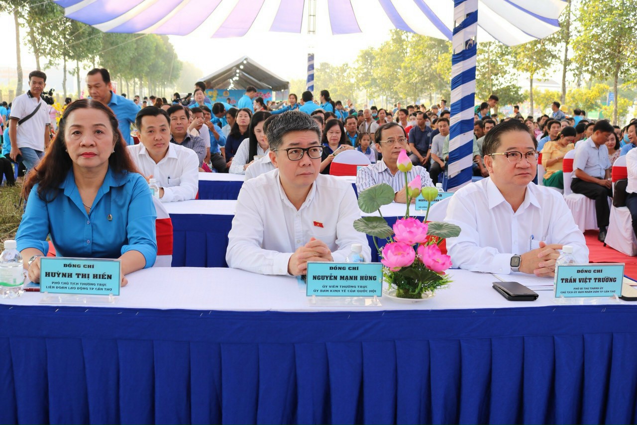 Ông Lê Quang Mạnh tặng quà cho công nhân Cần Thơ tại "Chợ Tết Công đoàn"- Ảnh 2.