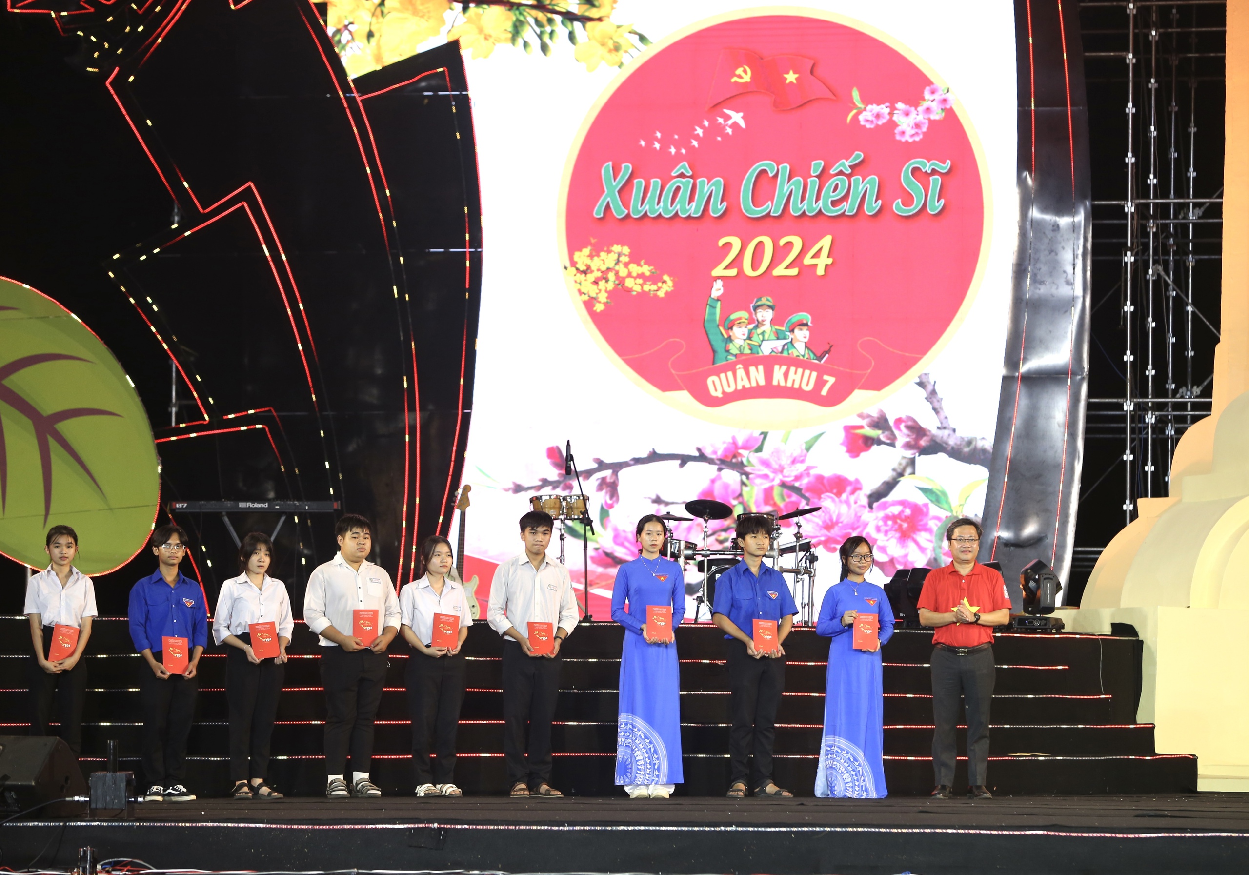 &Ocirc;ng L&ecirc; Cao Cường, Ph&oacute; Tổng Bi&ecirc;n tập B&aacute;o Người Lao Động, trao kinh ph&iacute; hỗ trợ học tập cho học sinh d&acirc;n tộc thiểu số,  học sinh ngh&egrave;o vượt kh&oacute; học giỏi của huyện Lộc Ninh, tỉnh B&igrave;nh PhướcẢnh: HO&Agrave;NG TRIỀU