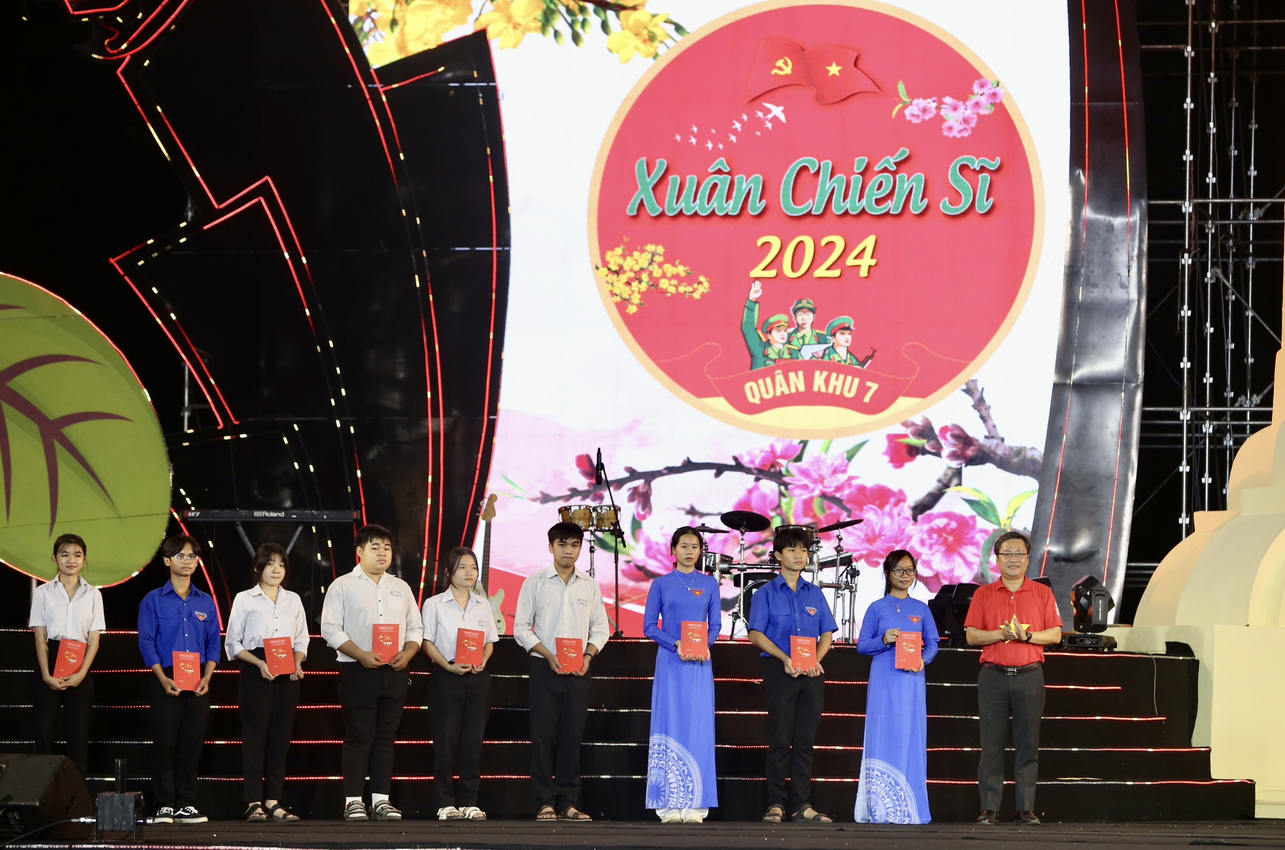 Xuân ấm về với quân dân Bình Phước- Ảnh 7.
