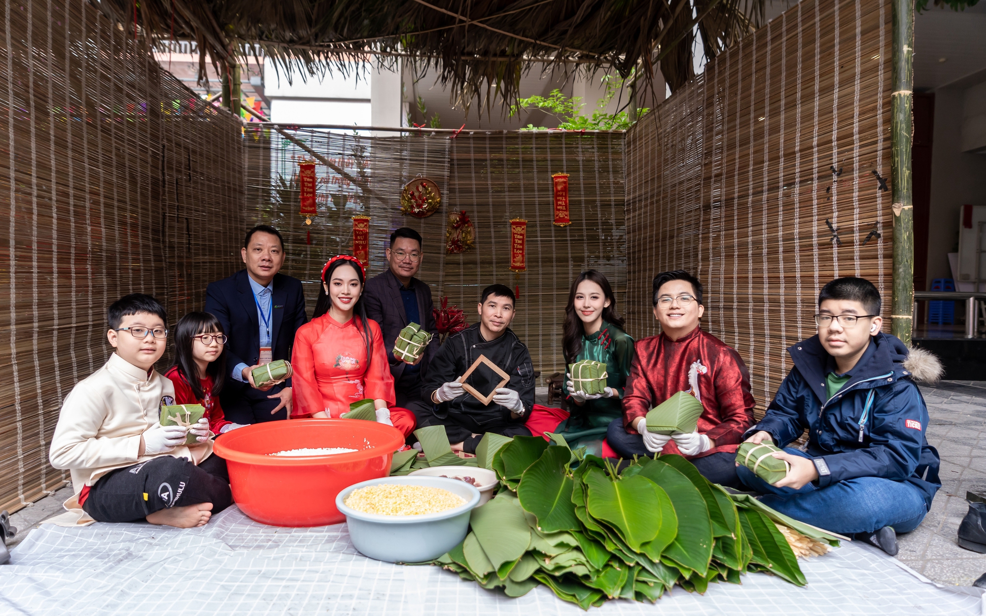 Người đẹp tự tay gói bánh chưng cho các em nhỏ vùng cao