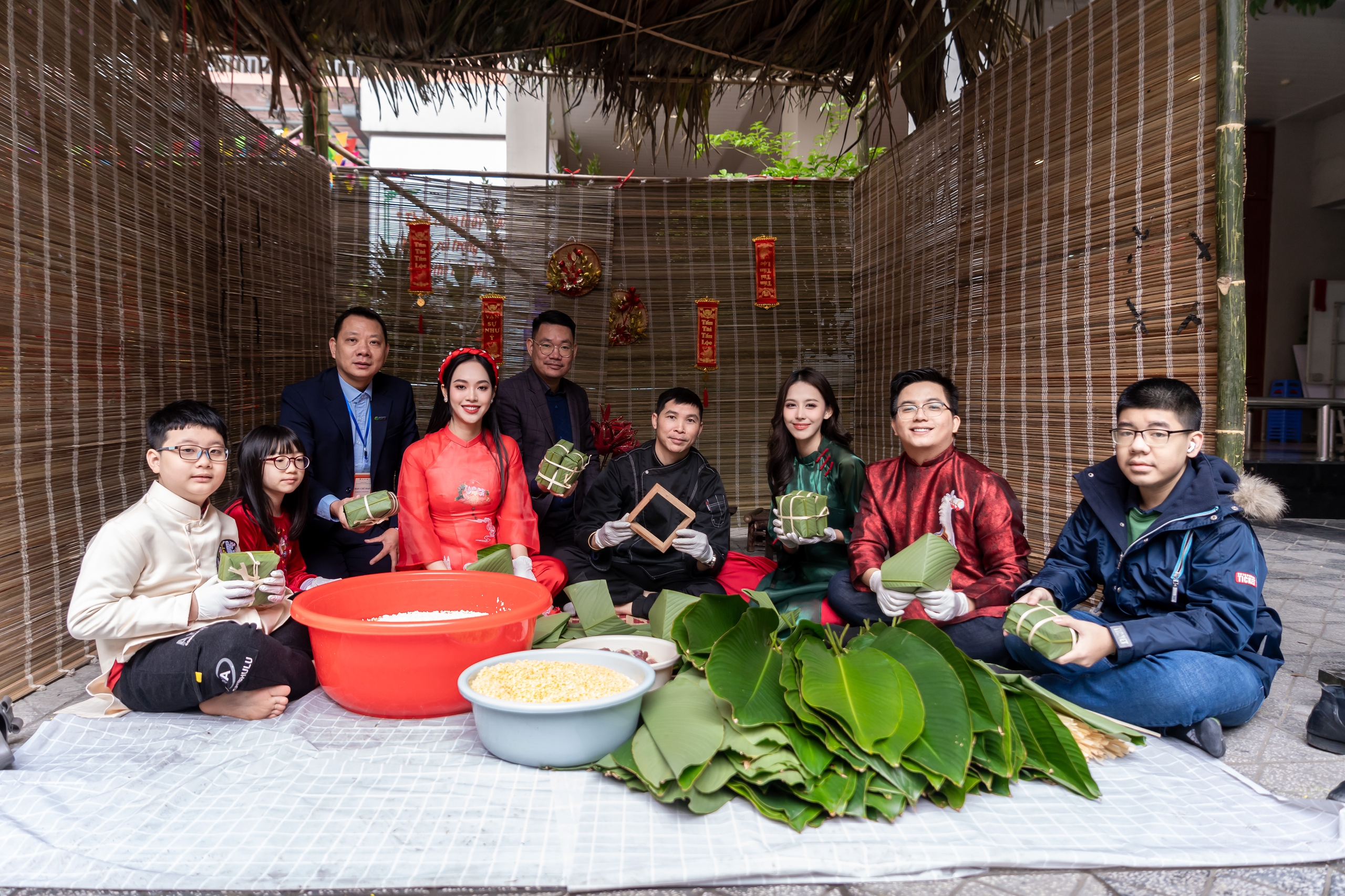 Người đẹp tự tay g&oacute;i b&aacute;nh chưng cho c&aacute;c em nhỏ v&ugrave;ng cao- Ảnh 8.