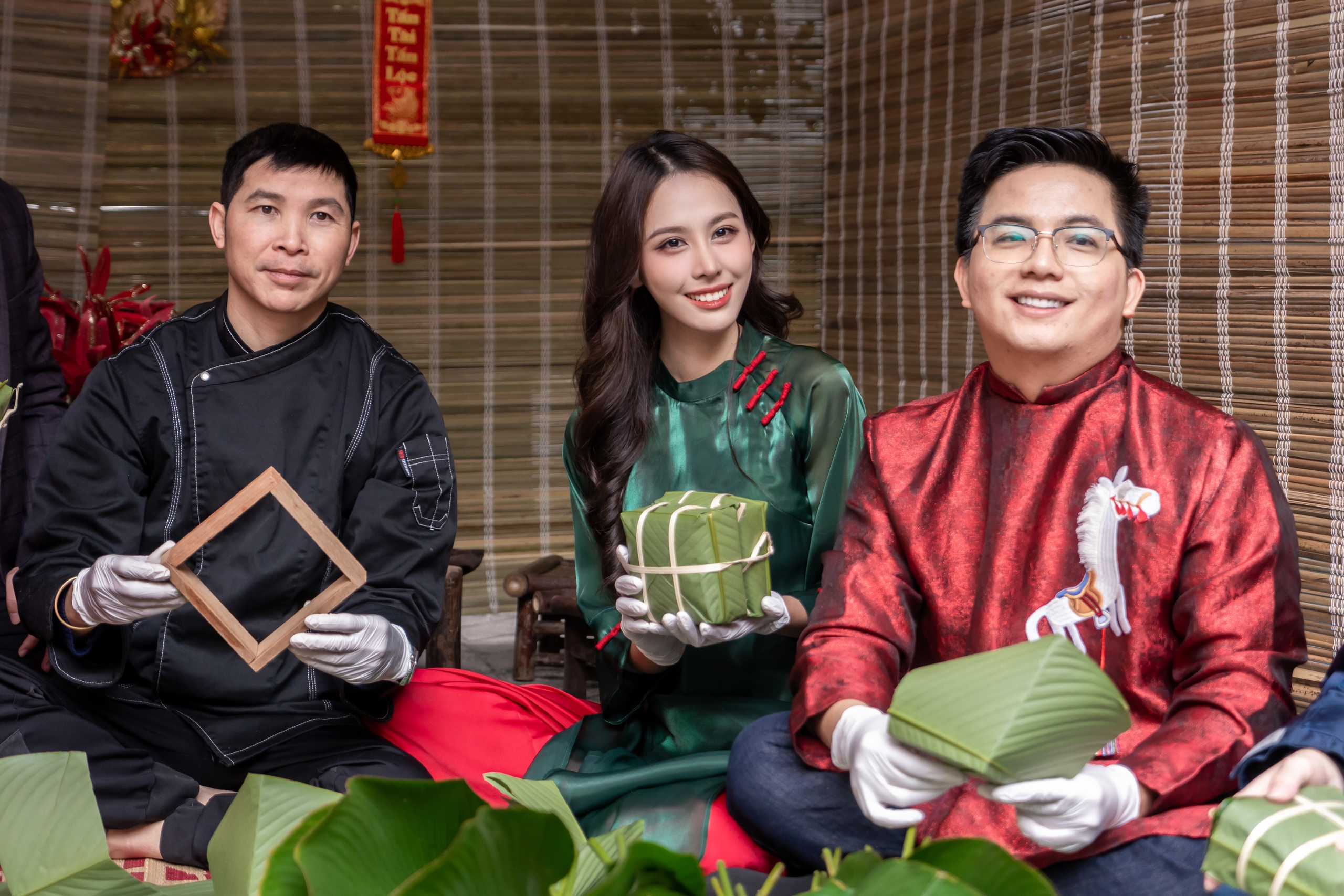 Người đẹp tự tay g&oacute;i b&aacute;nh chưng cho c&aacute;c em nhỏ v&ugrave;ng cao- Ảnh 6.