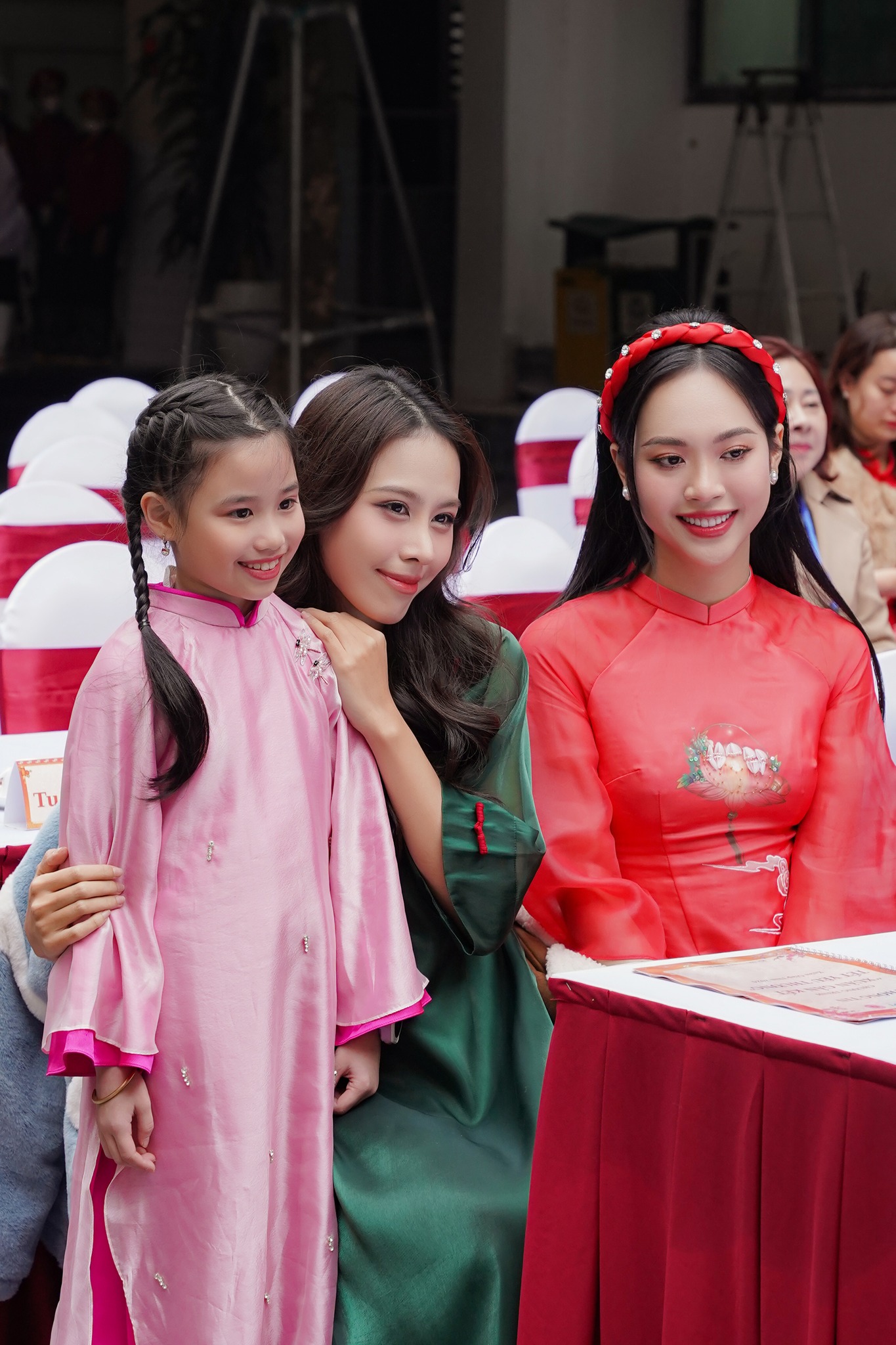 Người đẹp tự tay g&oacute;i b&aacute;nh chưng cho c&aacute;c em nhỏ v&ugrave;ng cao- Ảnh 11.