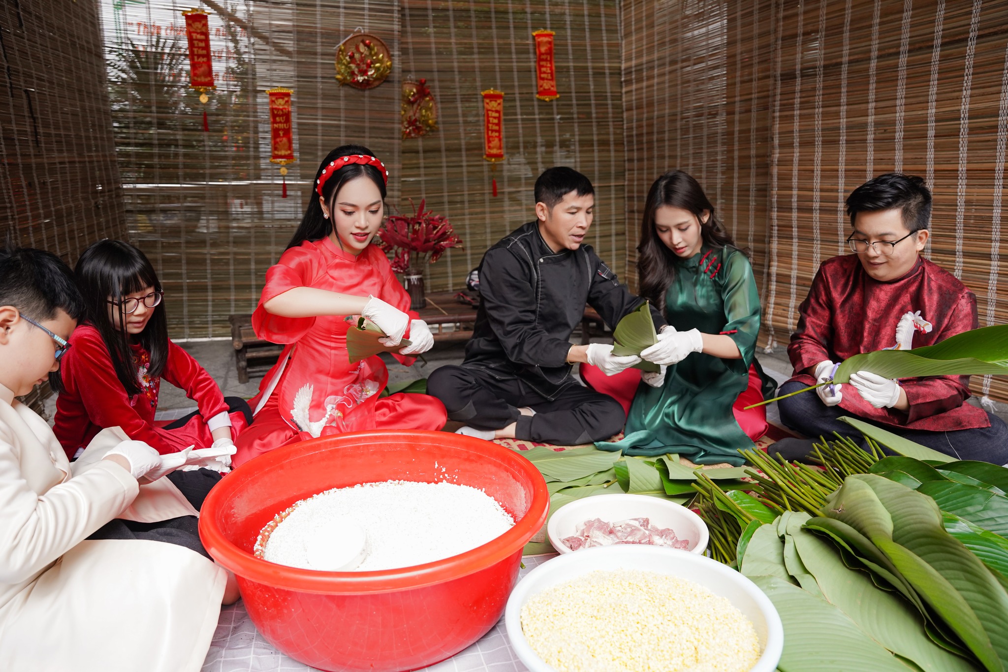 Người đẹp tự tay g&oacute;i b&aacute;nh chưng cho c&aacute;c em nhỏ v&ugrave;ng cao- Ảnh 10.