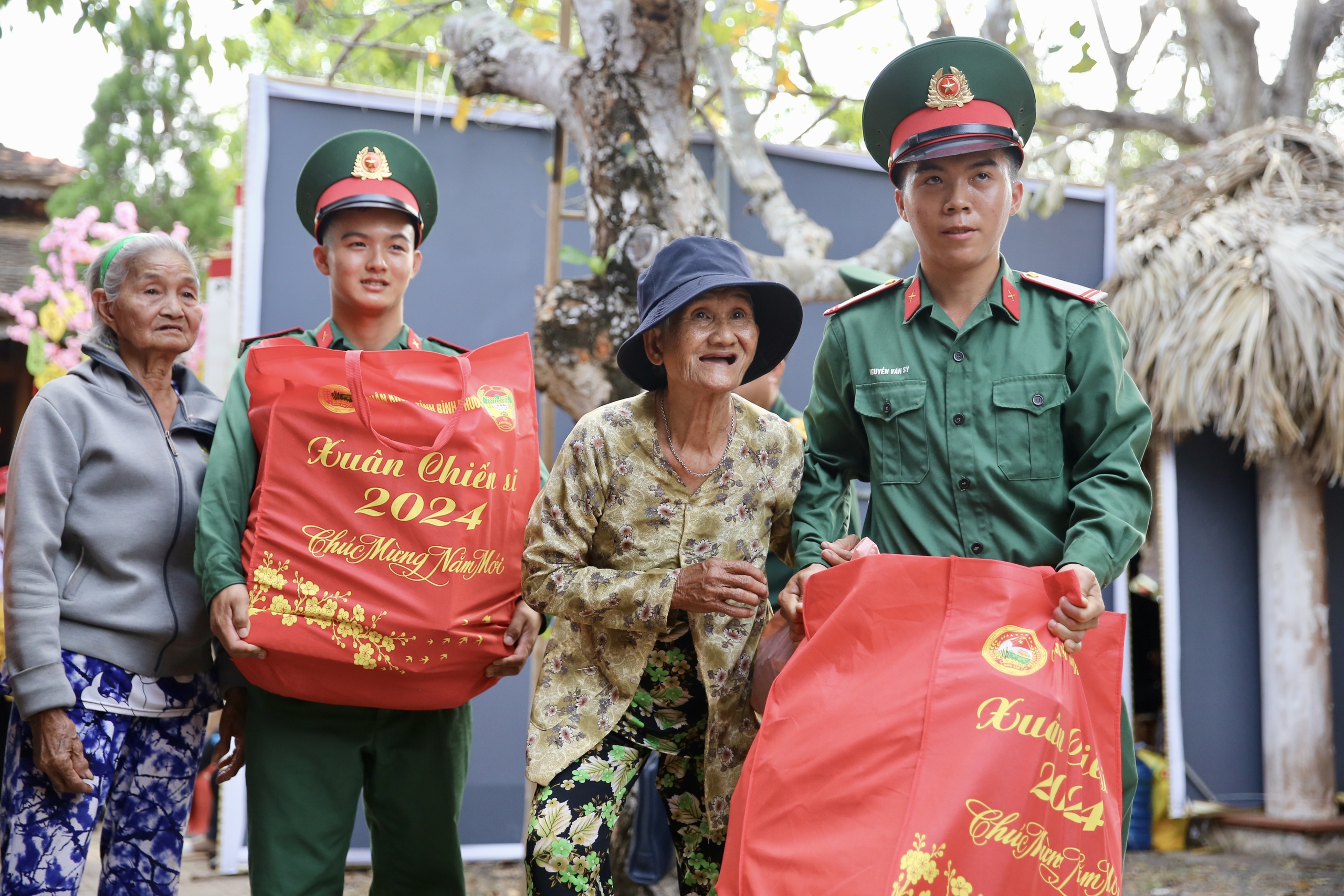 Qu&acirc;n d&acirc;n v&ugrave;ng bi&ecirc;n giới B&igrave;nh Phước rộn r&agrave;ng đ&oacute;n Tết- Ảnh 4.