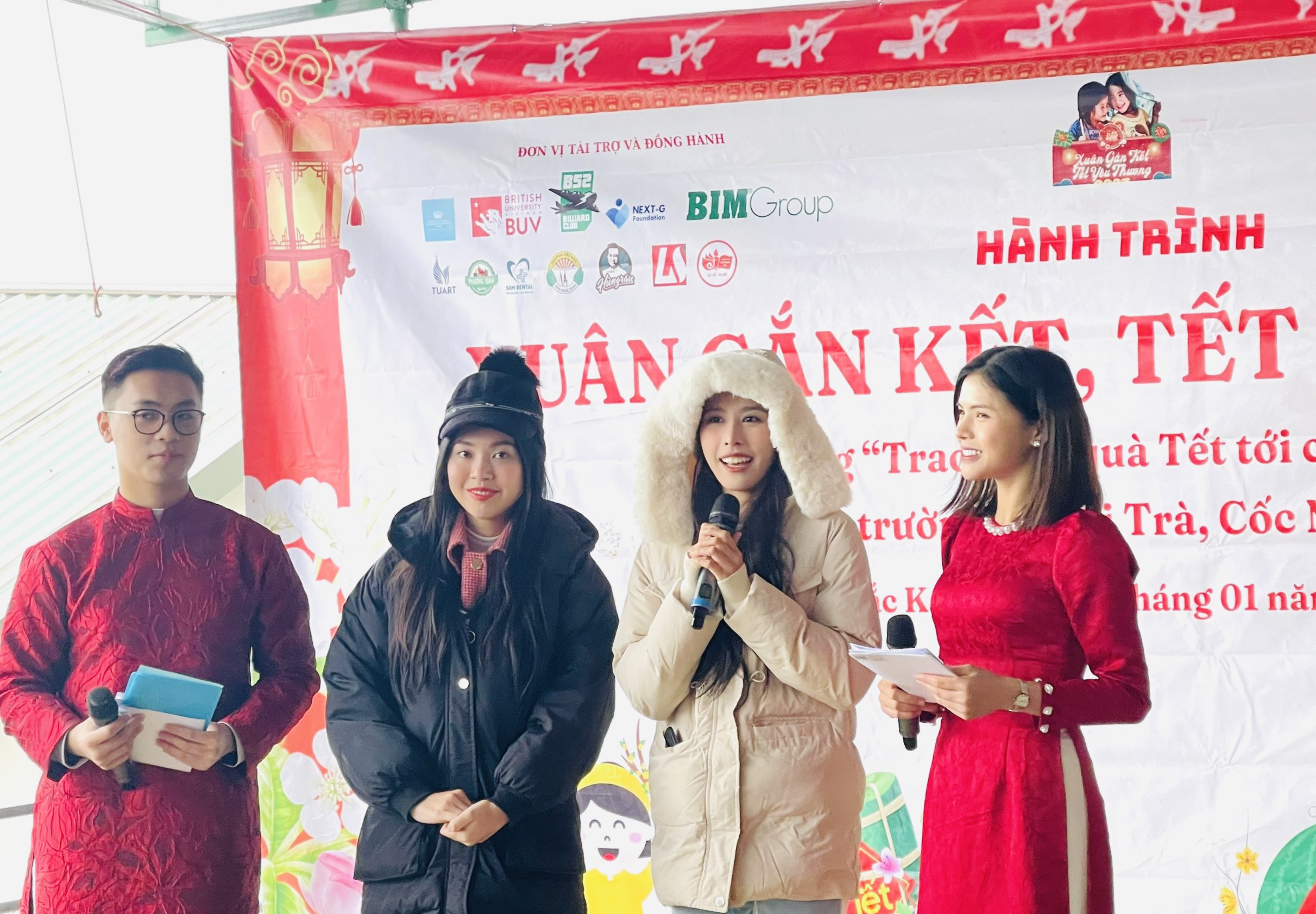 Người đẹp tự tay g&oacute;i b&aacute;nh chưng cho c&aacute;c em nhỏ v&ugrave;ng cao- Ảnh 4.