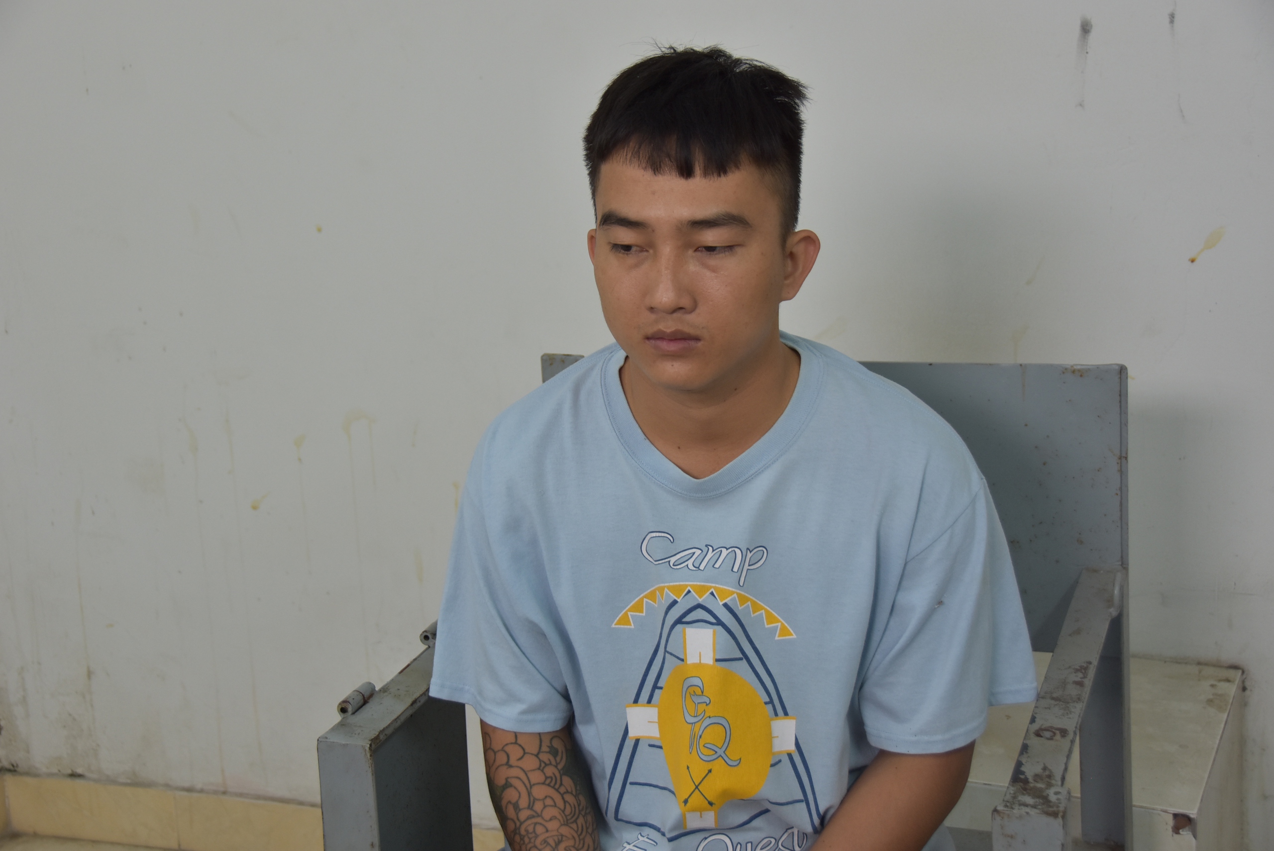CLIP: CSGT Tiền Giang truy bắt t&agrave;i xế chở h&agrave;ng cấm bỏ chạy trong đ&ecirc;m- Ảnh 1.