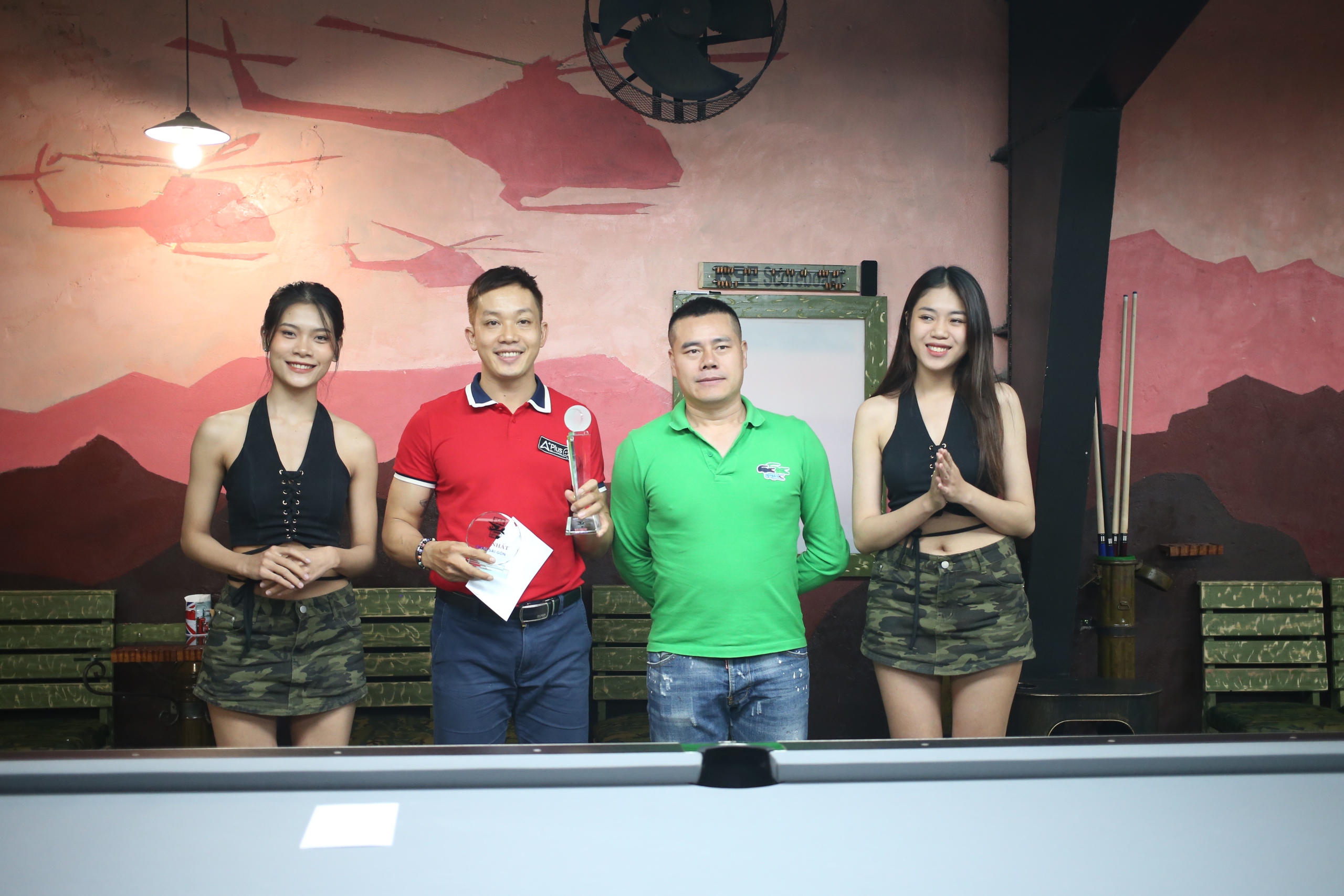 Hoàng Thái Duy nhận cúp vô địch từ anh Nguyễn Nhật Thanh, đồng chủ nhiệm B52 Billiards Club