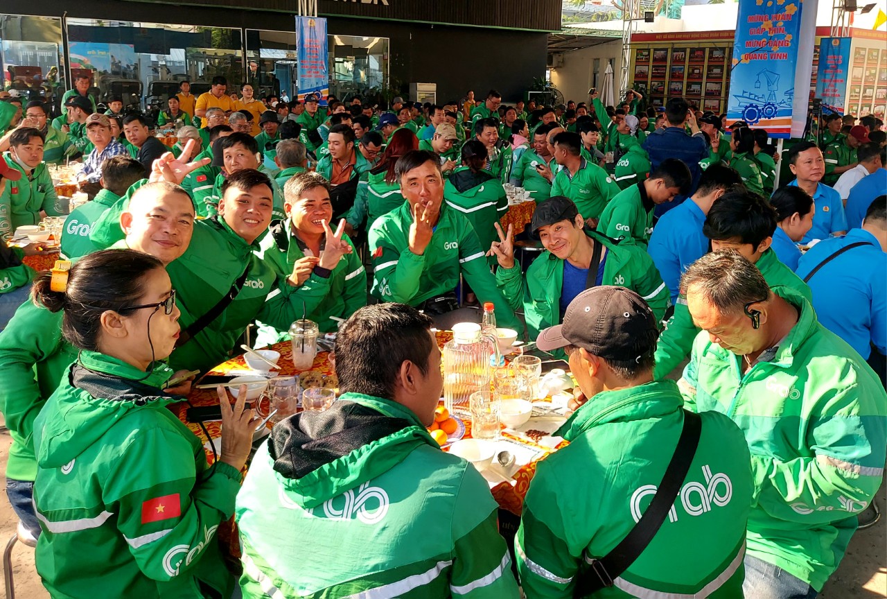 Hàng trăm tài xế xe ôm công nghệ vui Xuân - Ảnh 1.