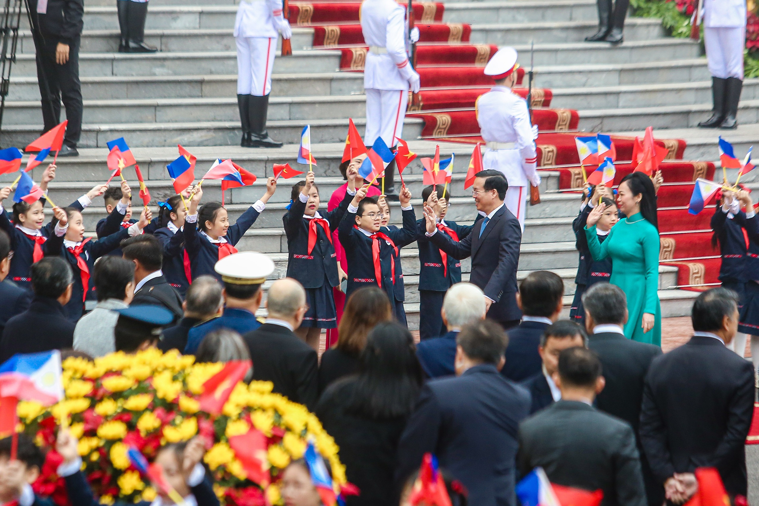 Chủ tịch nước V&otilde; Văn Thưởng v&agrave; Phu nh&acirc;n đ&oacute;n Tổng thống Philippines v&agrave; Phu nh&acirc;n- Ảnh 2.