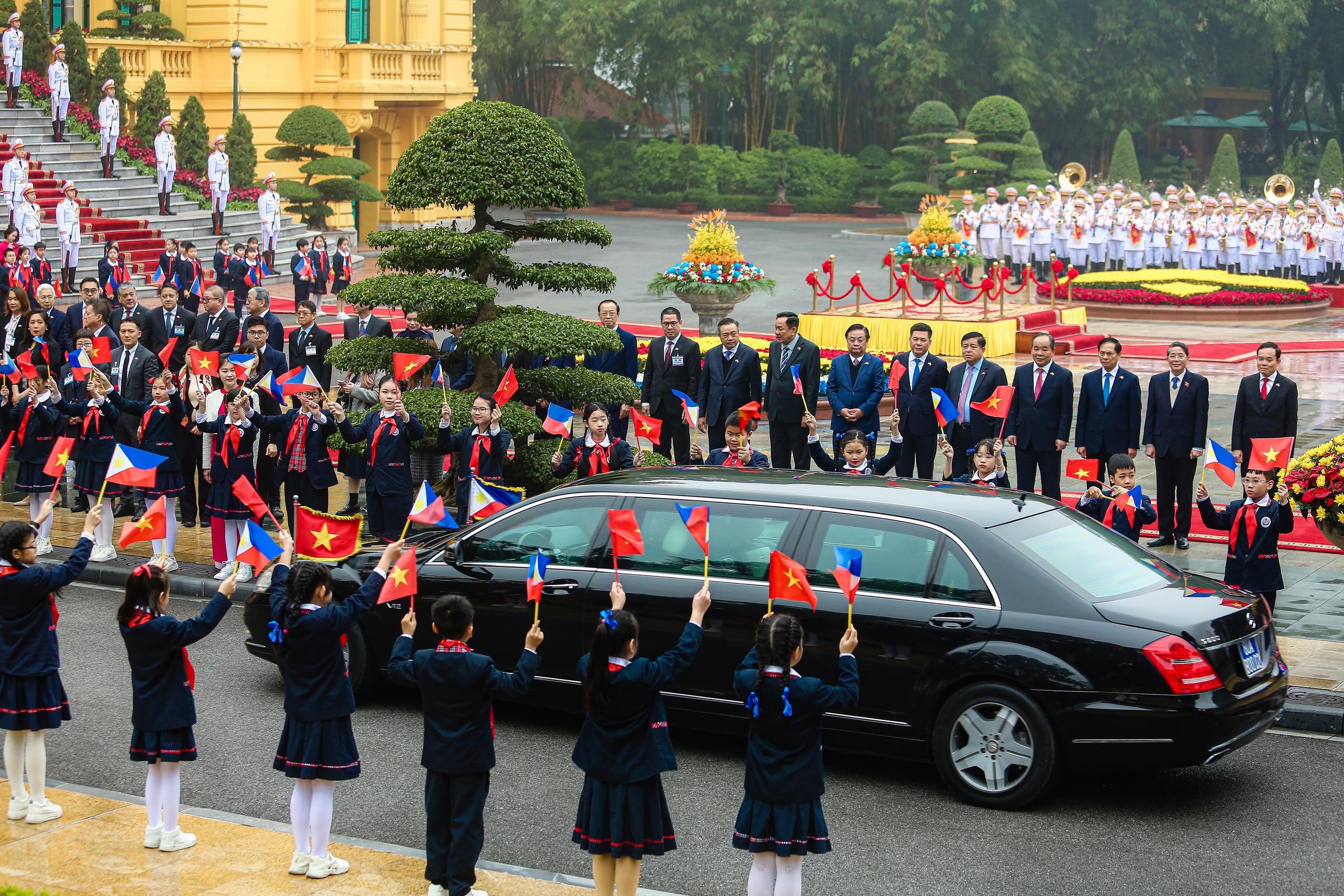 Chủ tịch nước V&otilde; Văn Thưởng v&agrave; Phu nh&acirc;n đ&oacute;n Tổng thống Philippines v&agrave; Phu nh&acirc;n- Ảnh 3.