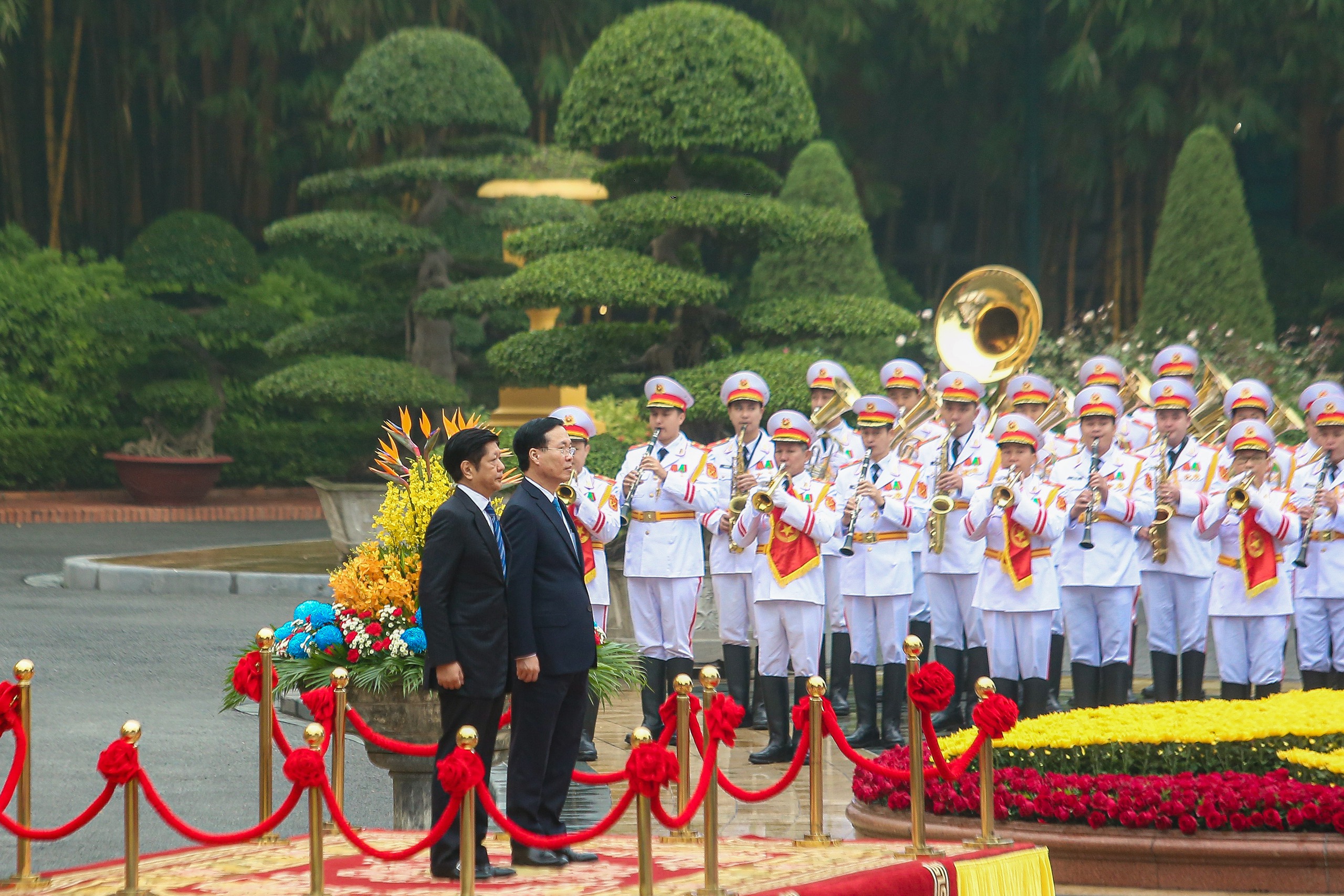 Chủ tịch nước V&otilde; Văn Thưởng v&agrave; Phu nh&acirc;n đ&oacute;n Tổng thống Philippines v&agrave; Phu nh&acirc;n- Ảnh 4.