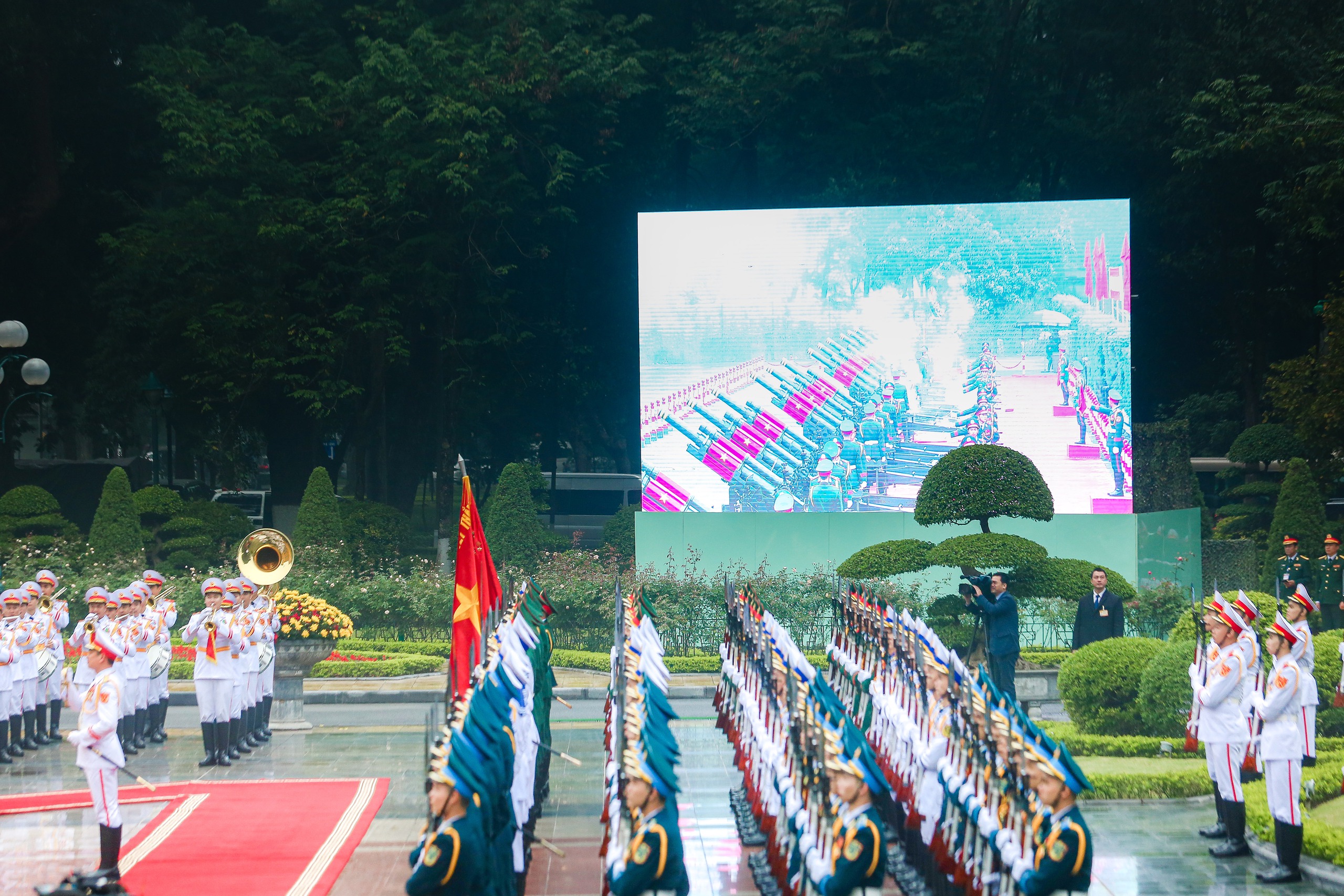 Chủ tịch nước V&otilde; Văn Thưởng v&agrave; Phu nh&acirc;n đ&oacute;n Tổng thống Philippines v&agrave; Phu nh&acirc;n- Ảnh 6.