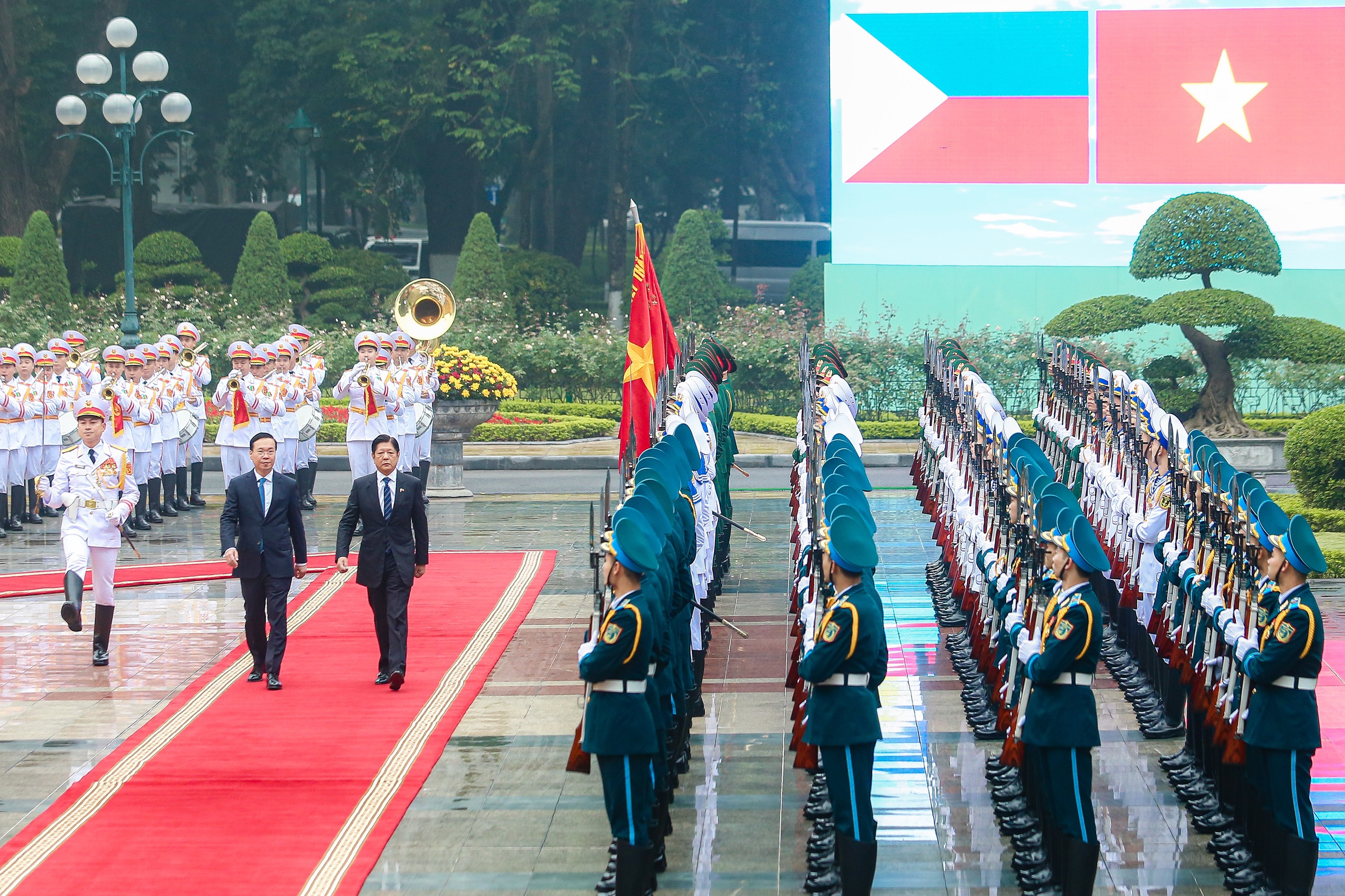 Chủ tịch nước V&otilde; Văn Thưởng v&agrave; Phu nh&acirc;n đ&oacute;n Tổng thống Philippines v&agrave; Phu nh&acirc;n- Ảnh 10.