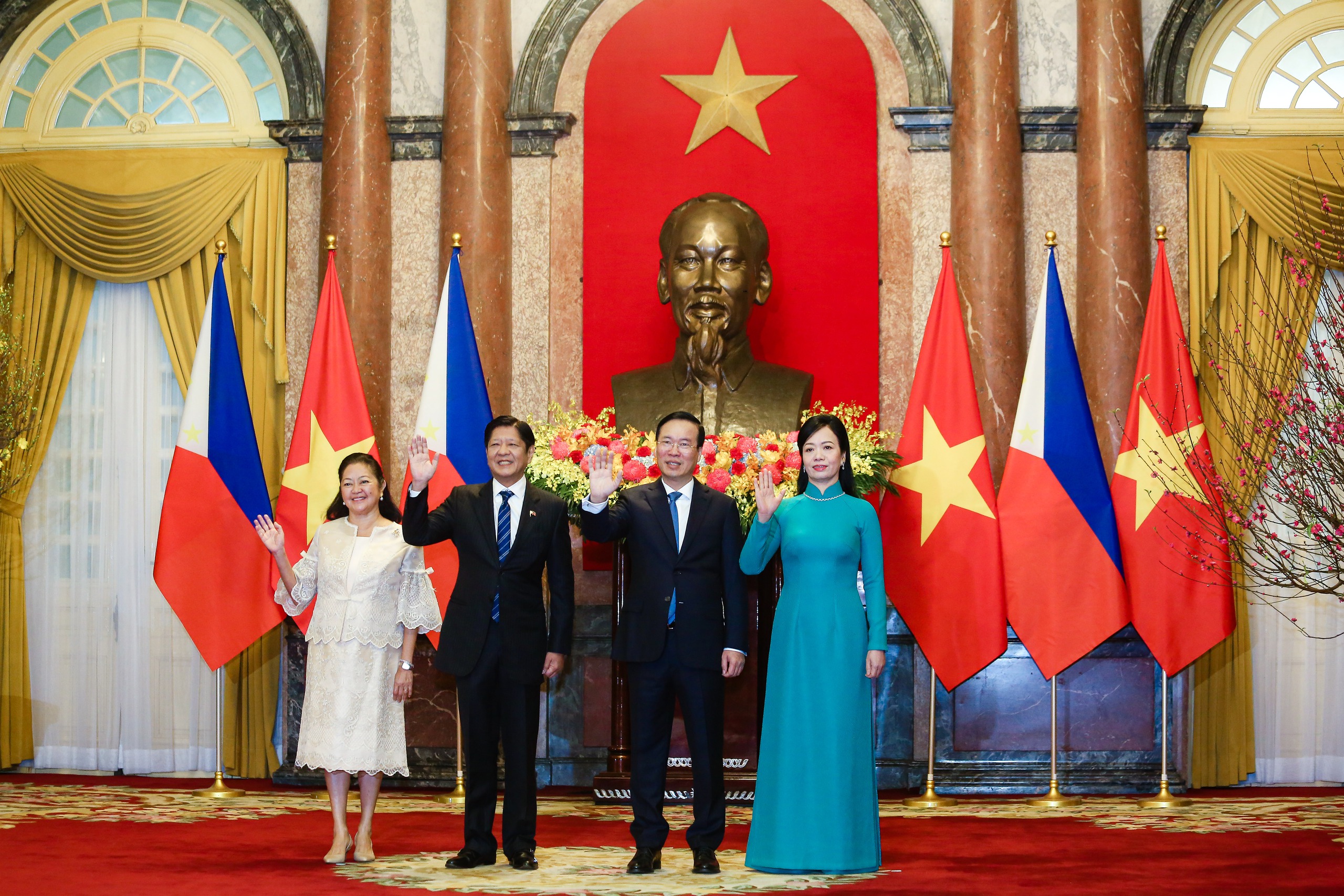 Chủ tịch nước V&otilde; Văn Thưởng v&agrave; Phu nh&acirc;n đ&oacute;n Tổng thống Philippines v&agrave; Phu nh&acirc;n- Ảnh 11.
