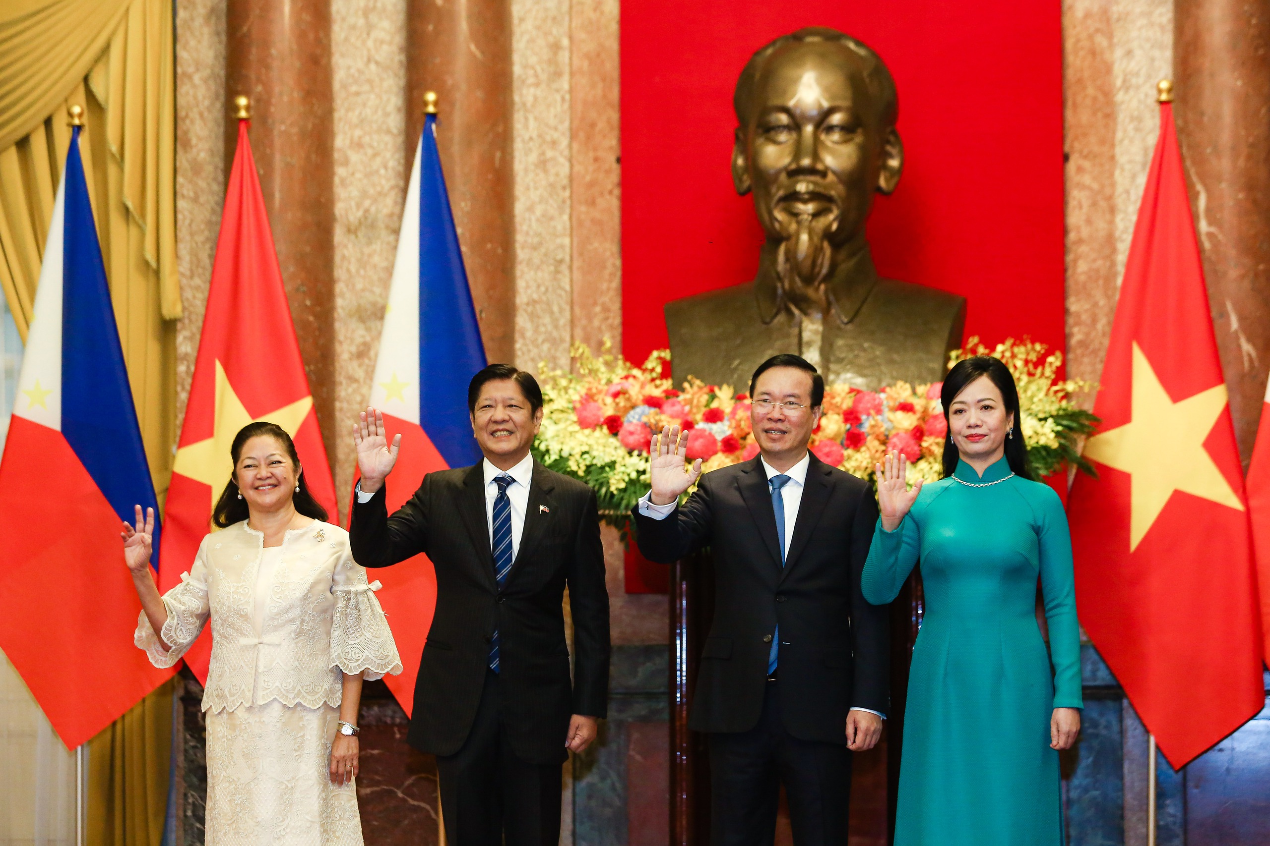 Chủ tịch nước V&otilde; Văn Thưởng v&agrave; Phu nh&acirc;n đ&oacute;n Tổng thống Philippines v&agrave; Phu nh&acirc;n- Ảnh 12.
