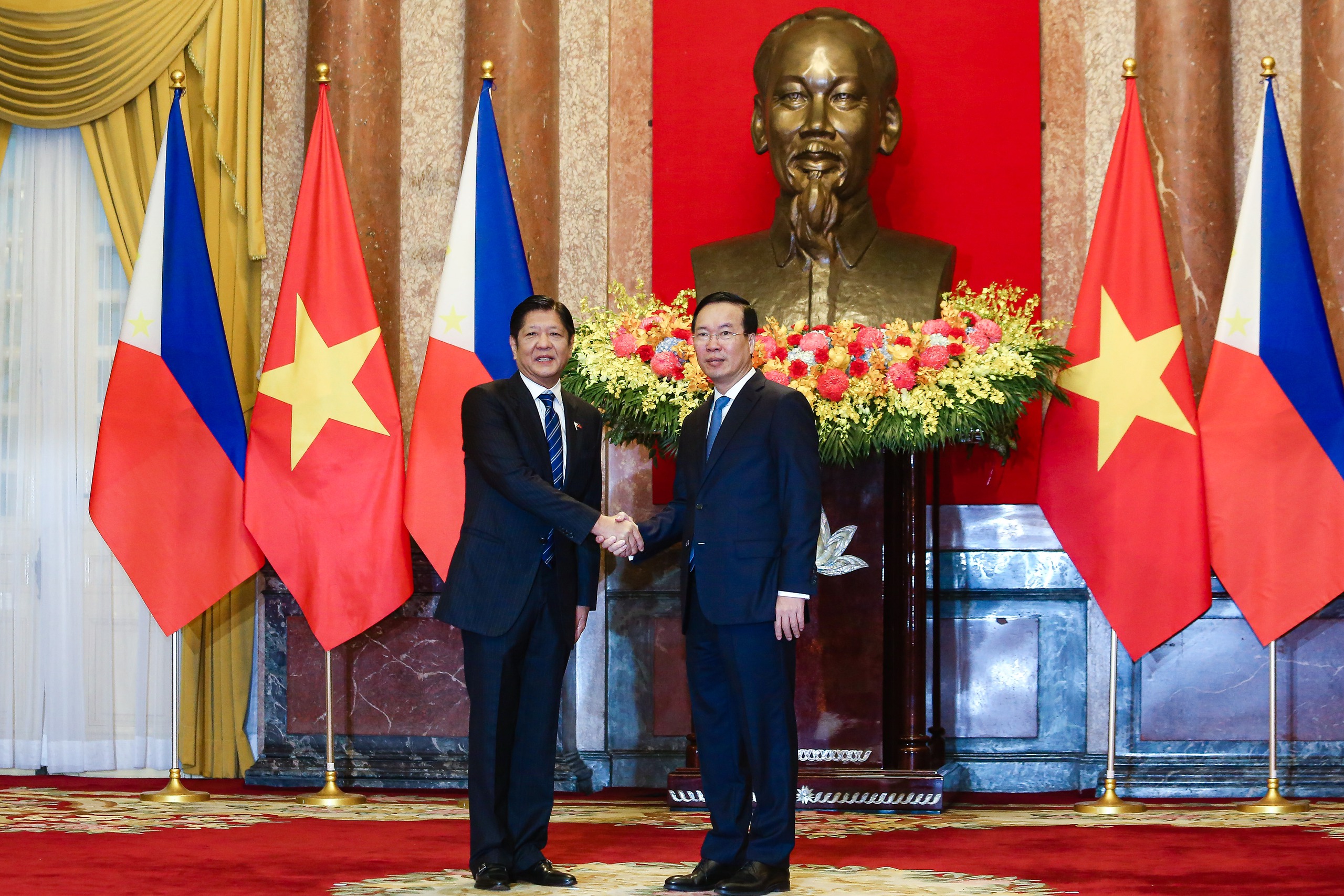 Chủ tịch nước V&otilde; Văn Thưởng v&agrave; Phu nh&acirc;n đ&oacute;n Tổng thống Philippines v&agrave; Phu nh&acirc;n- Ảnh 13.