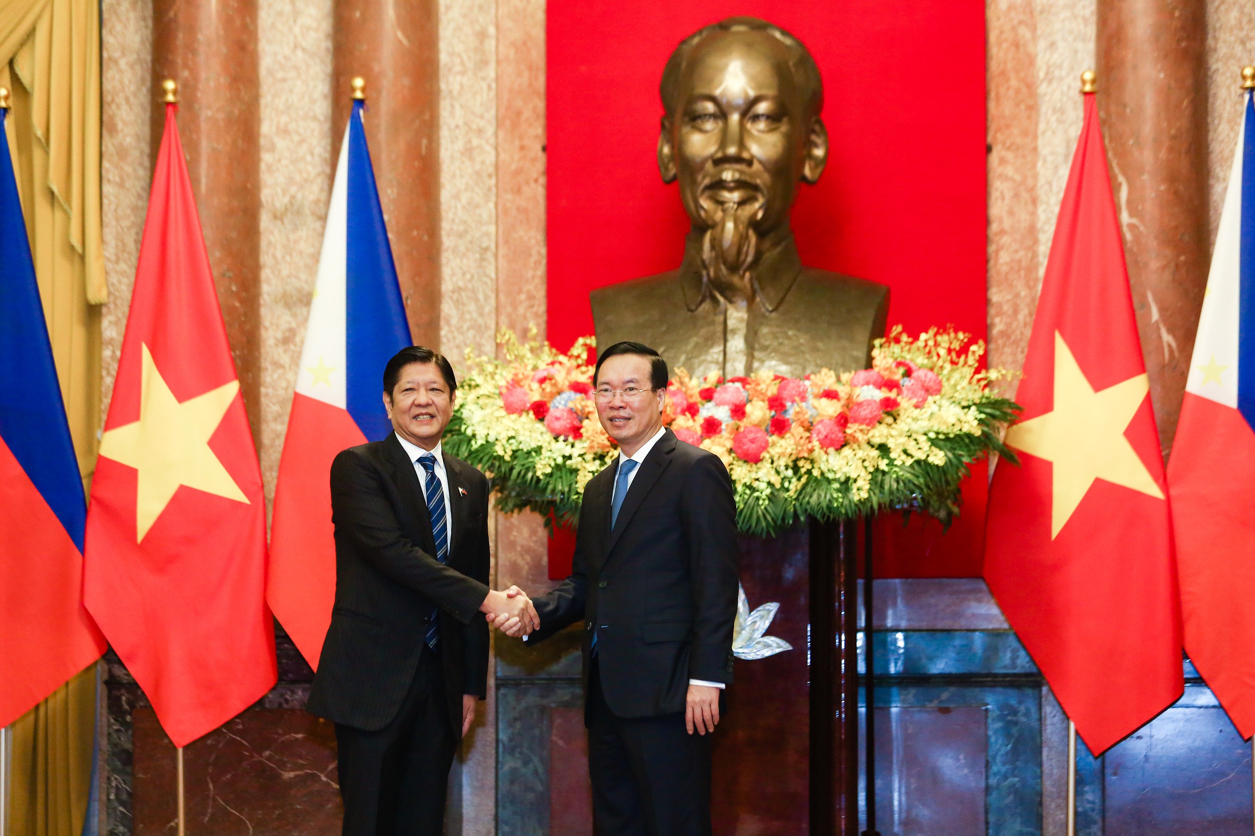 Chủ tịch nước V&otilde; Văn Thưởng v&agrave; Phu nh&acirc;n đ&oacute;n Tổng thống Philippines v&agrave; Phu nh&acirc;n- Ảnh 14.