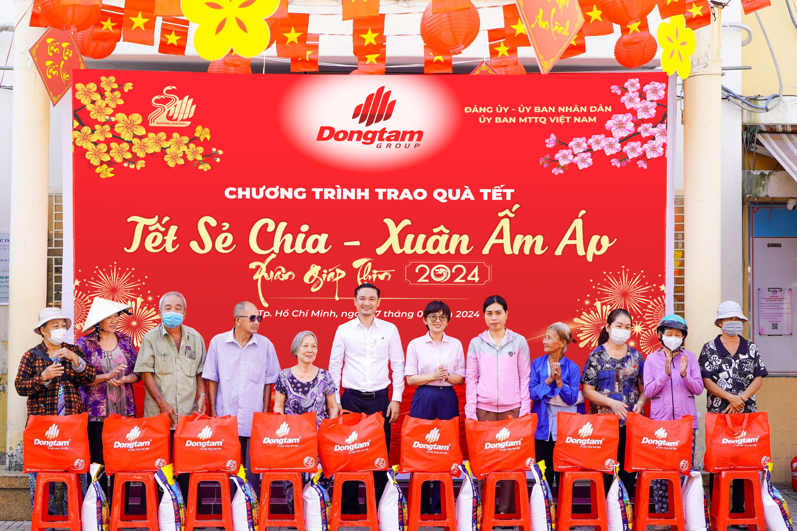 2.500 phần quà được CB-CNV Dongtam Group chăm lo cho bà con có hoàn cảnh khó khăn- Ảnh 2.