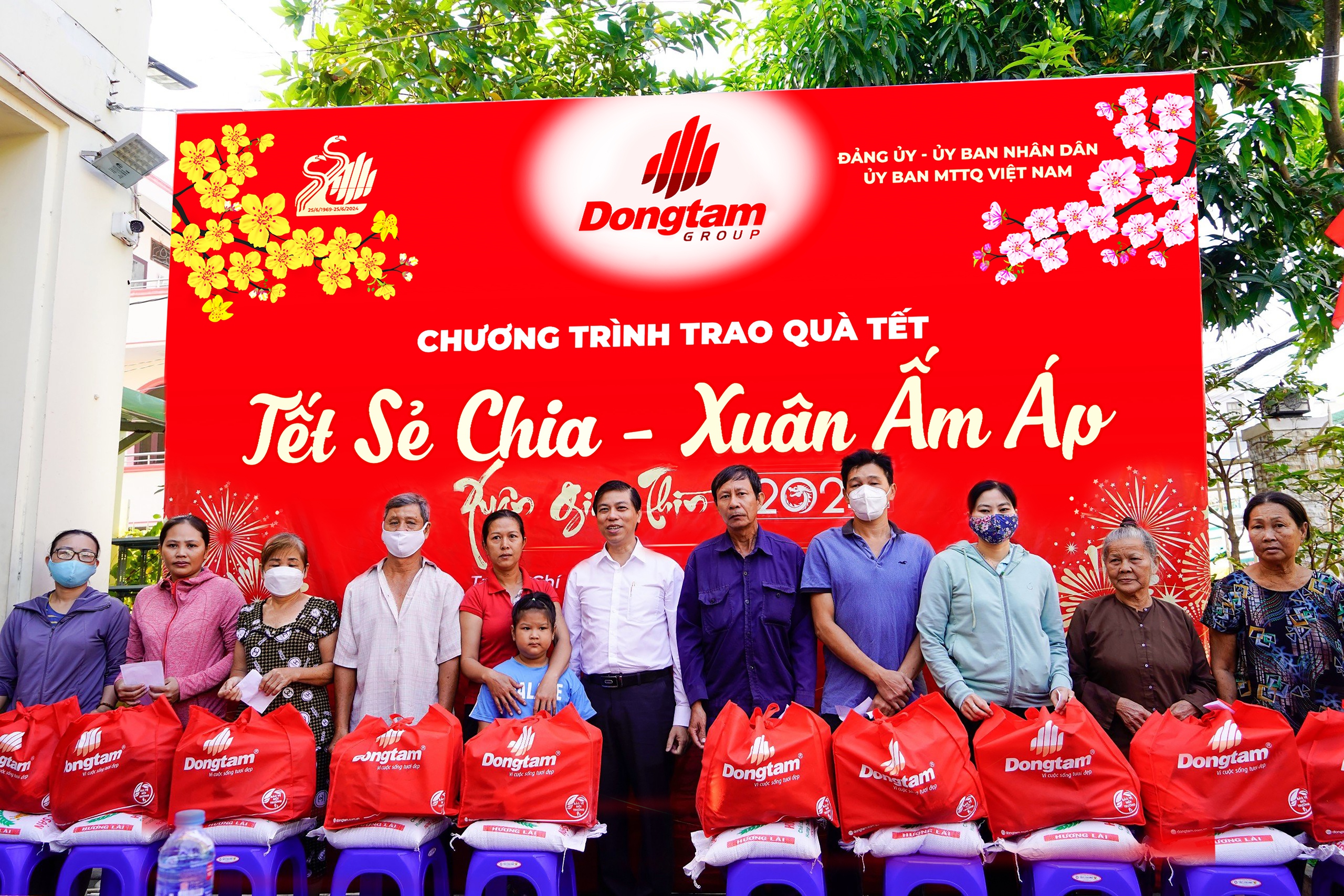 2.500 phần quà được CB-CNV Dongtam Group chăm lo cho bà con có hoàn cảnh khó khăn- Ảnh 3.