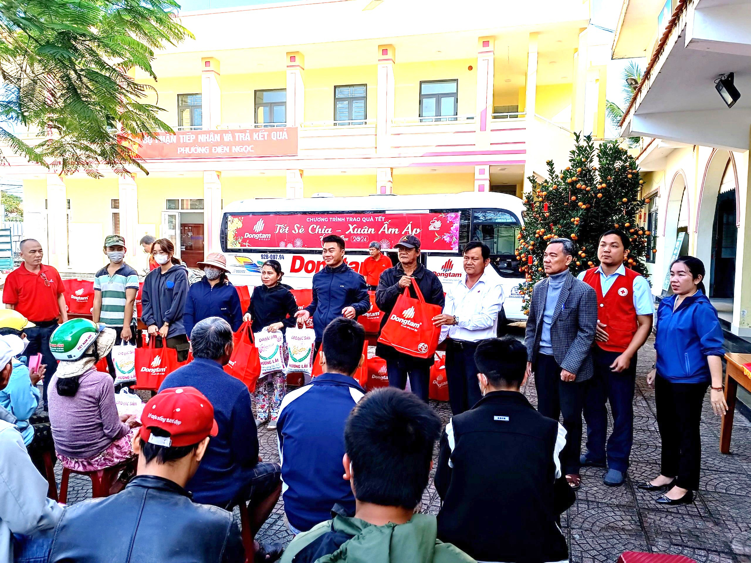 2.500 phần quà được CB-CNV Dongtam Group chăm lo cho bà con có hoàn cảnh khó khăn- Ảnh 4.