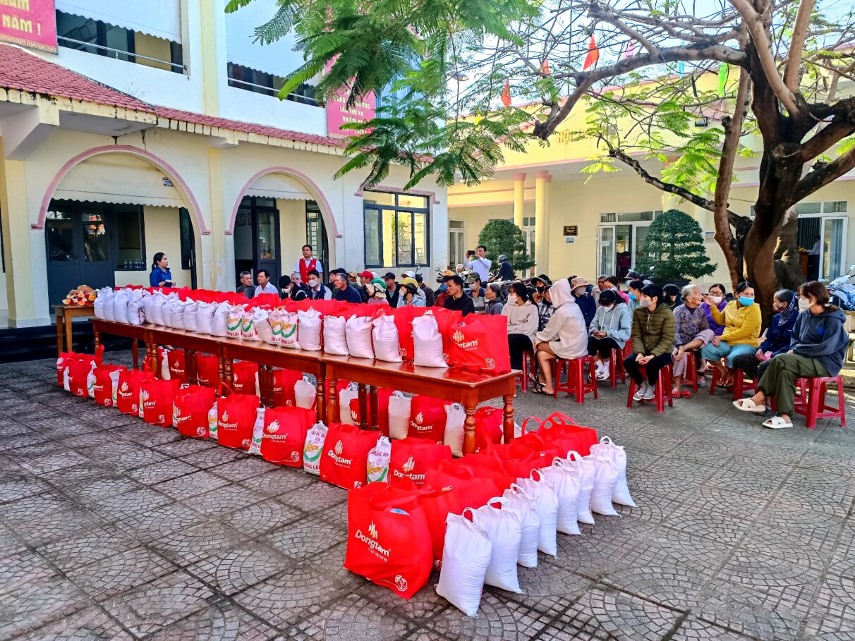 2.500 phần quà được CB-CNV Dongtam Group chăm lo cho bà con có hoàn cảnh khó khăn- Ảnh 6.