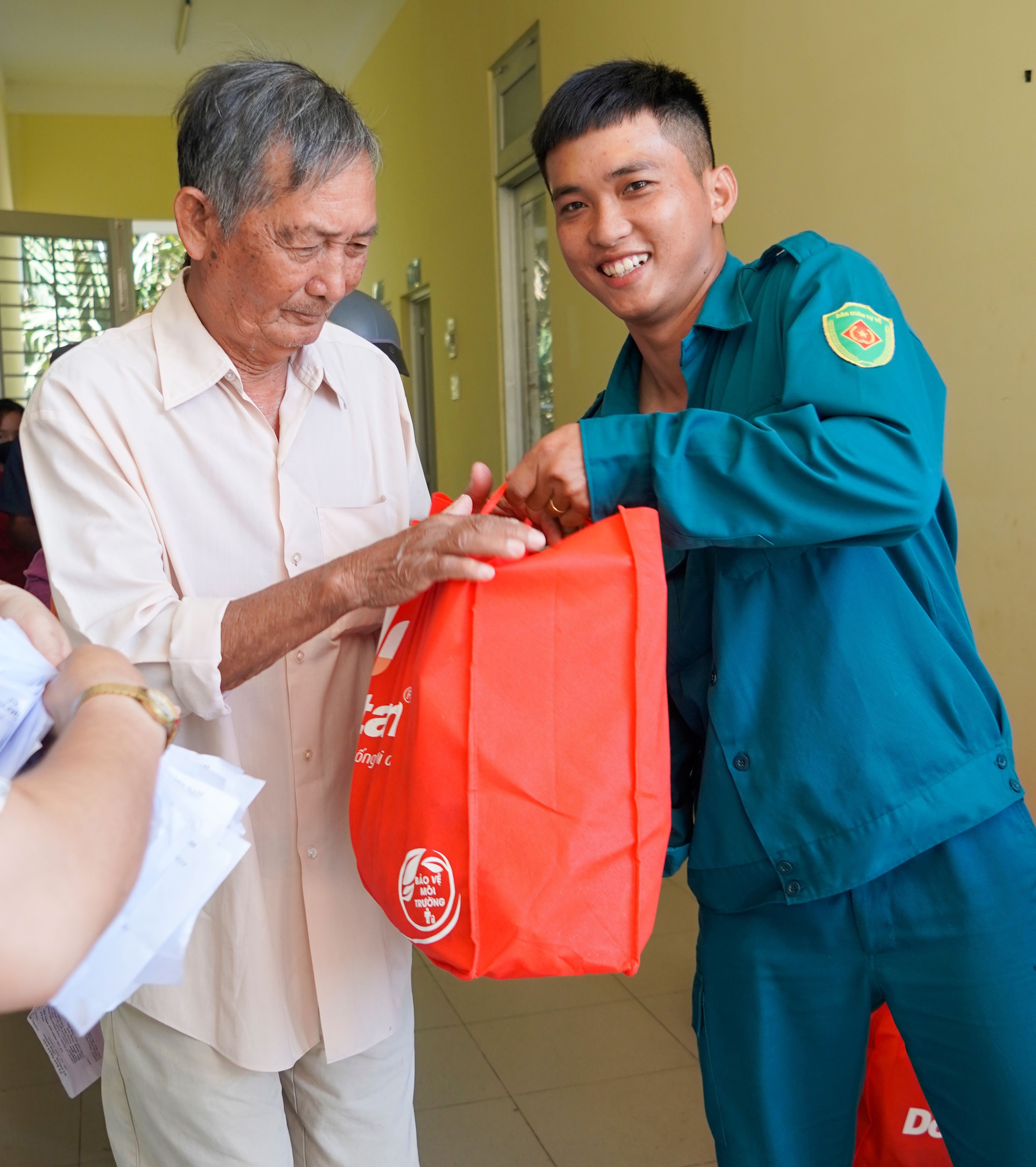 2.500 phần quà được CB-CNV Dongtam Group chăm lo cho bà con có hoàn cảnh khó khăn- Ảnh 8.