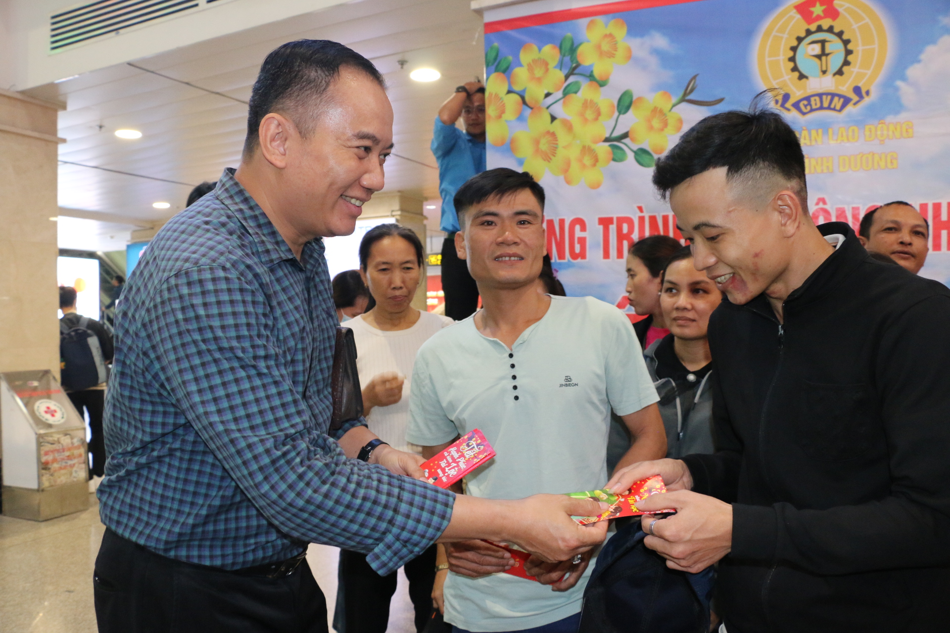 Nữ công nhân mừng rơi nước mắt khi được tặng vé máy bay- Ảnh 6.