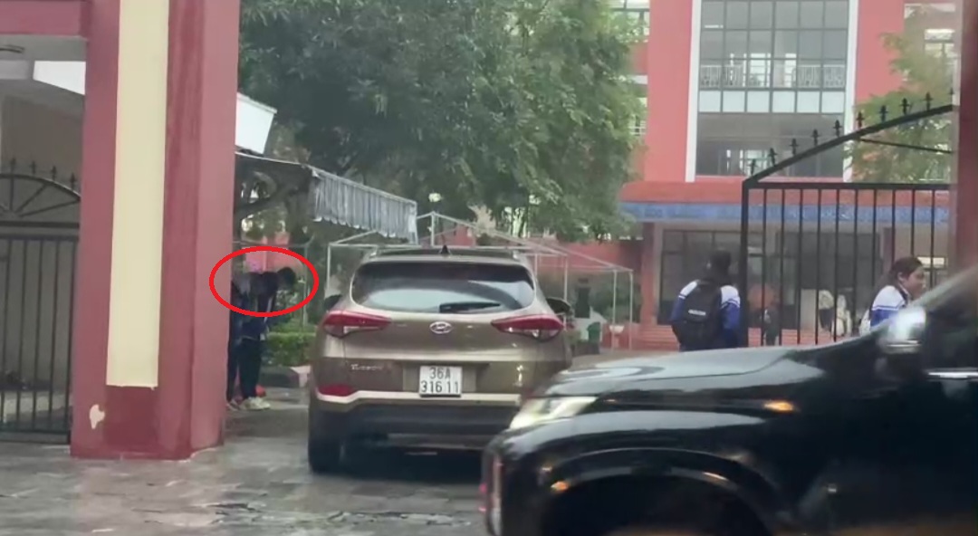 Thực hư việc học sinh đứng cổng trường c&uacute;i ch&agrave;o gi&aacute;o vi&ecirc;n trong mưa, r&eacute;t ở Thanh H&oacute;a- Ảnh 1.