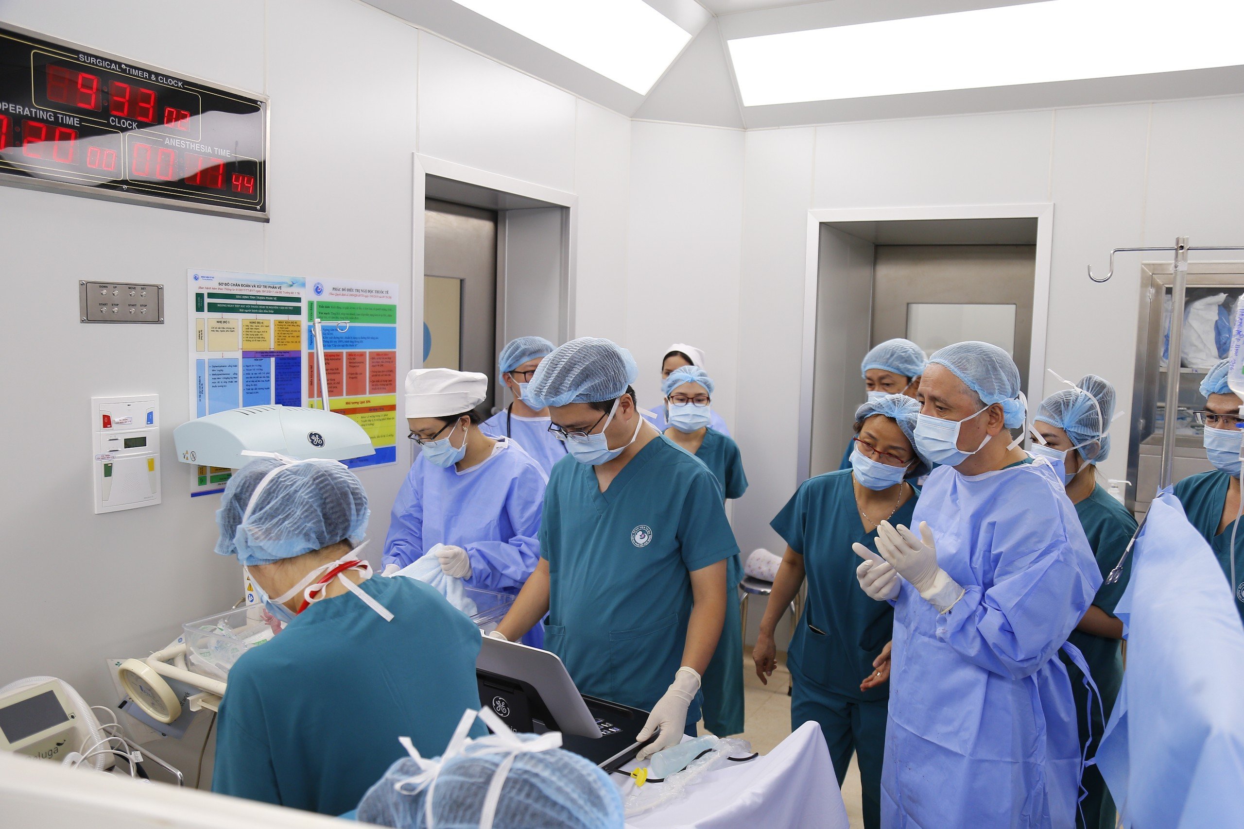 Cận cảnh ca mổ đặc biệt: Thai nhi được thông tim trong bụng mẹ chào đời- Ảnh 1.