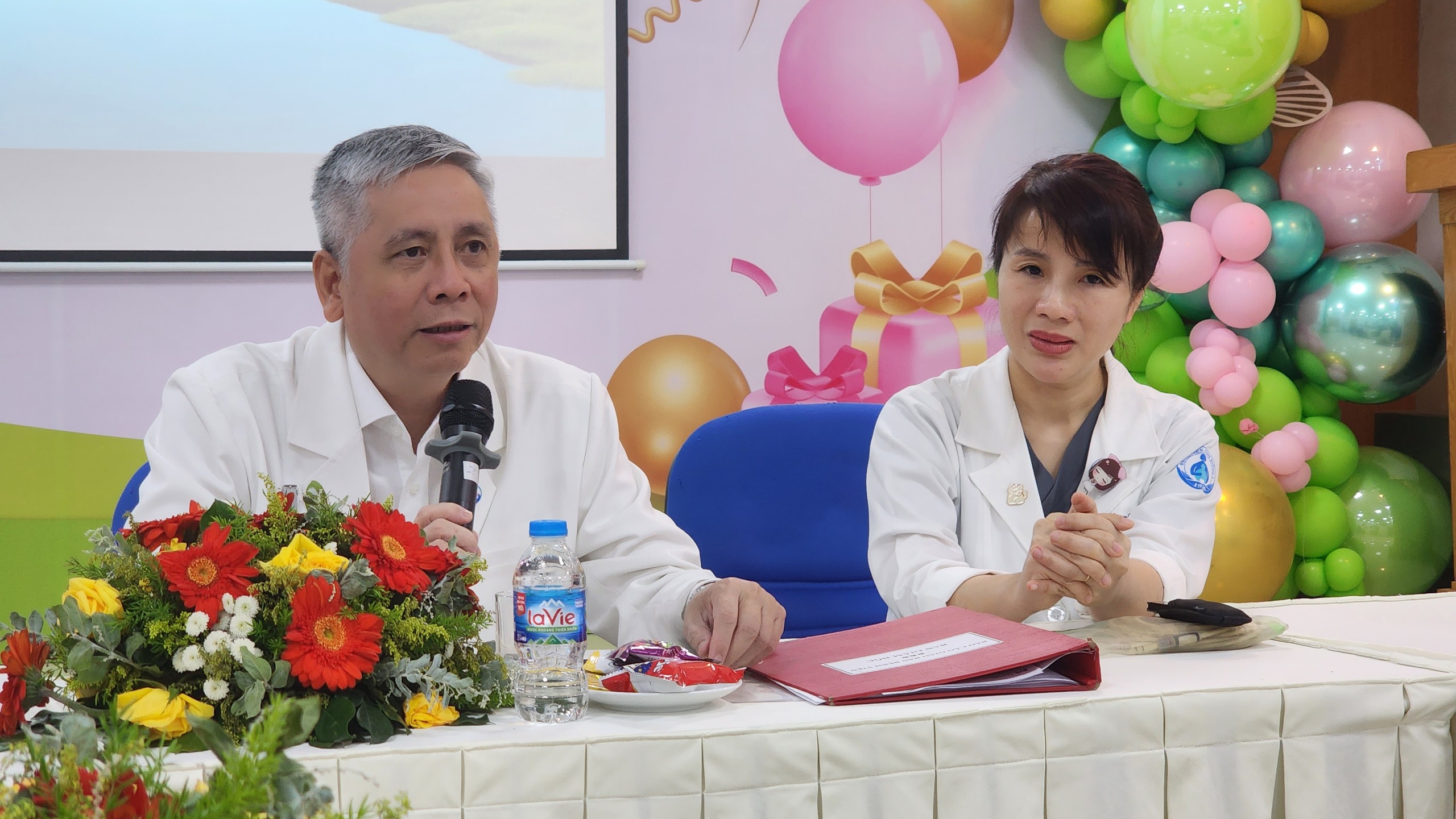 Cận cảnh ca mổ đặc biệt: Thai nhi được thông tim trong bụng mẹ chào đời- Ảnh 6.