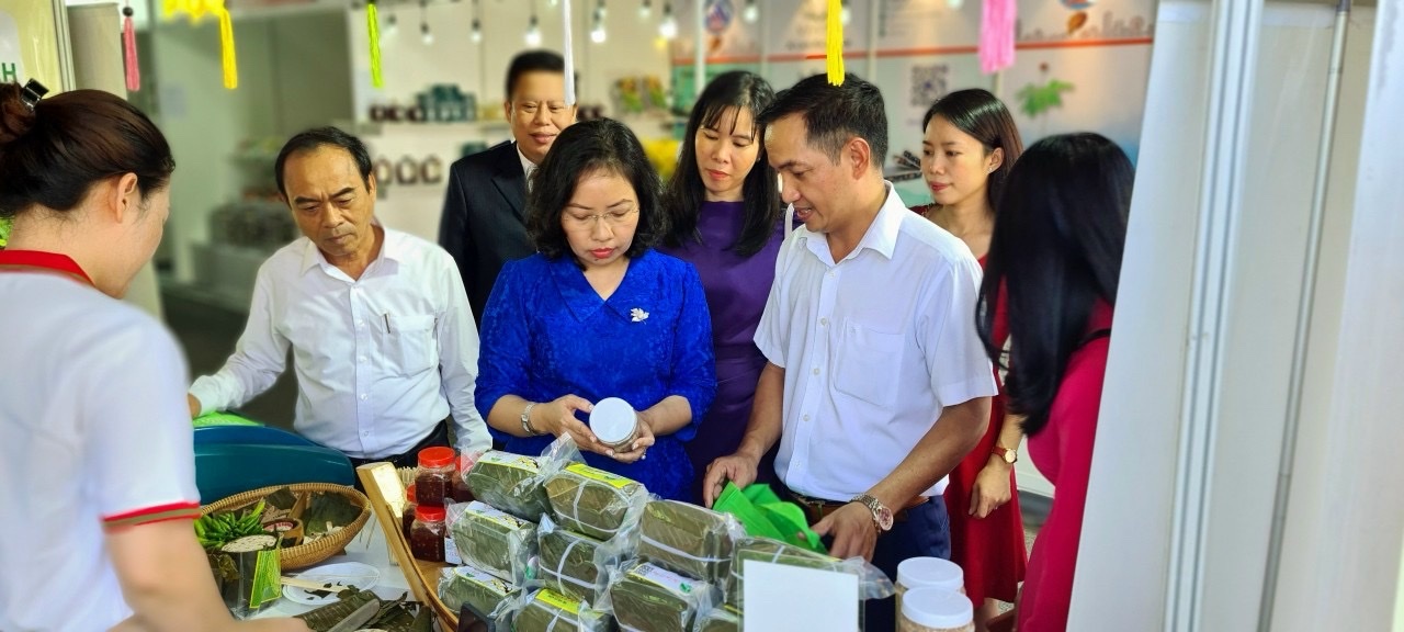 "Chốt đơn" cả tấn chả b&ograve;, lạp xưởng Tết... nhưng kh&ocirc;ng tăng gi&aacute;- Ảnh 1.