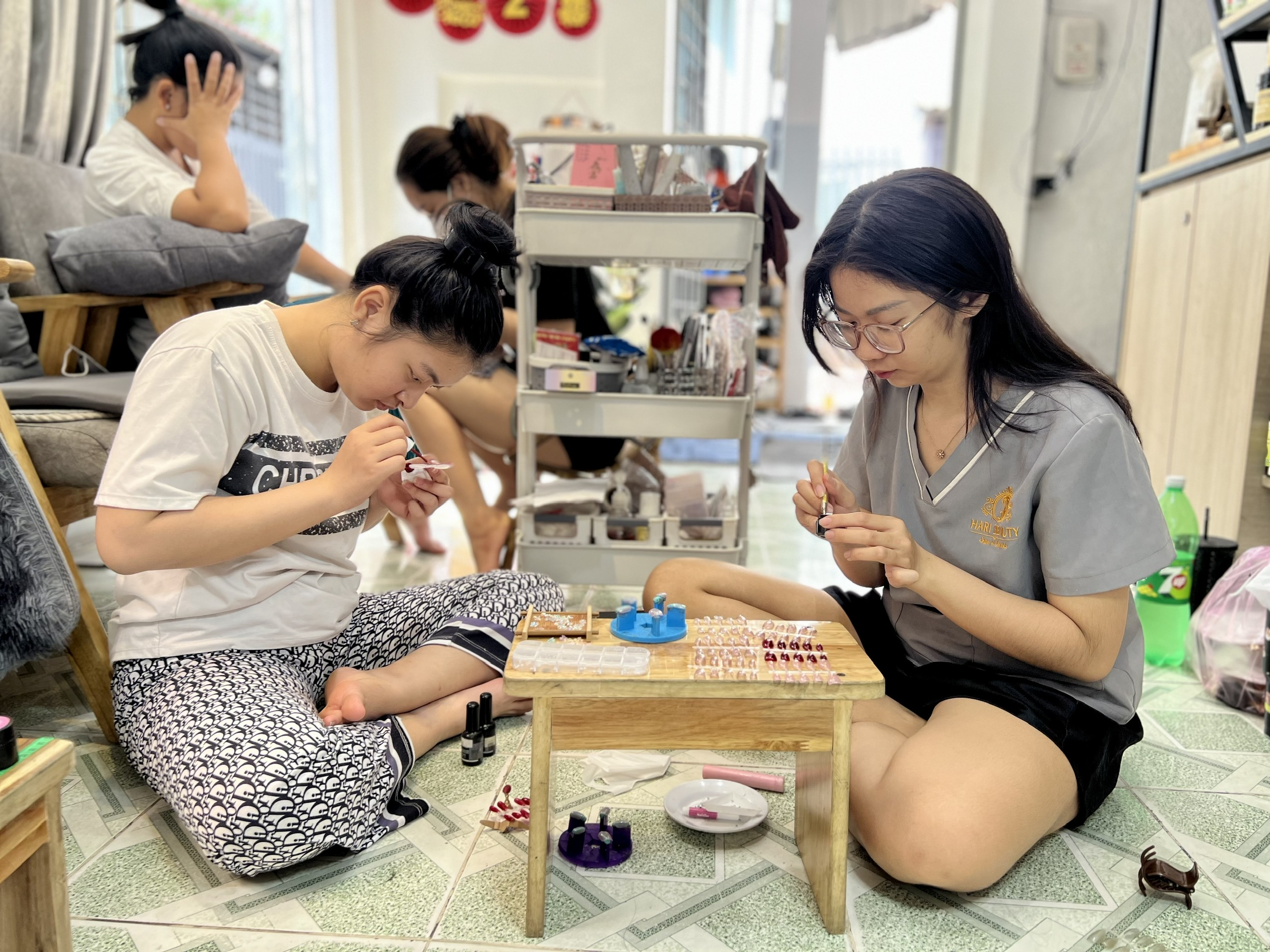 L&agrave;m đến nửa đ&ecirc;m nhưng nh&acirc;n vi&ecirc;n dịch vụ l&agrave;m đẹp vẫn rạng rỡ v&igrave; thu nhập tăng- Ảnh 5.