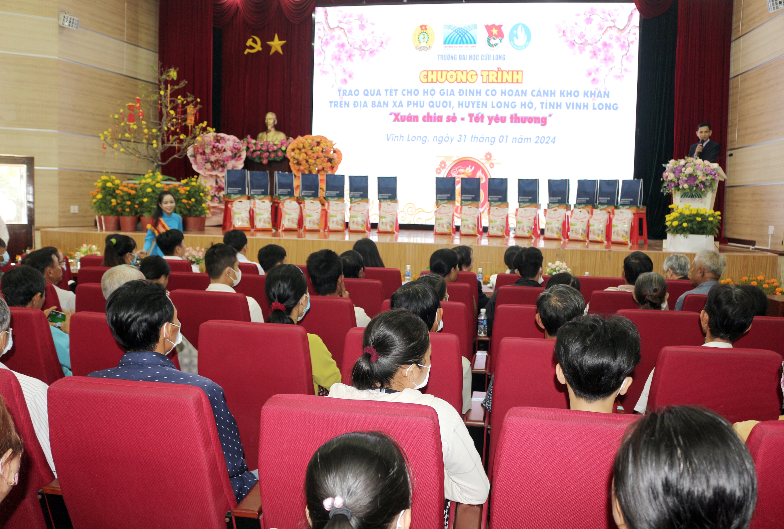 Trường ĐH Cửu Long trao 120 phần qu&agrave; Tết cho người ngh&egrave;o- Ảnh 1.