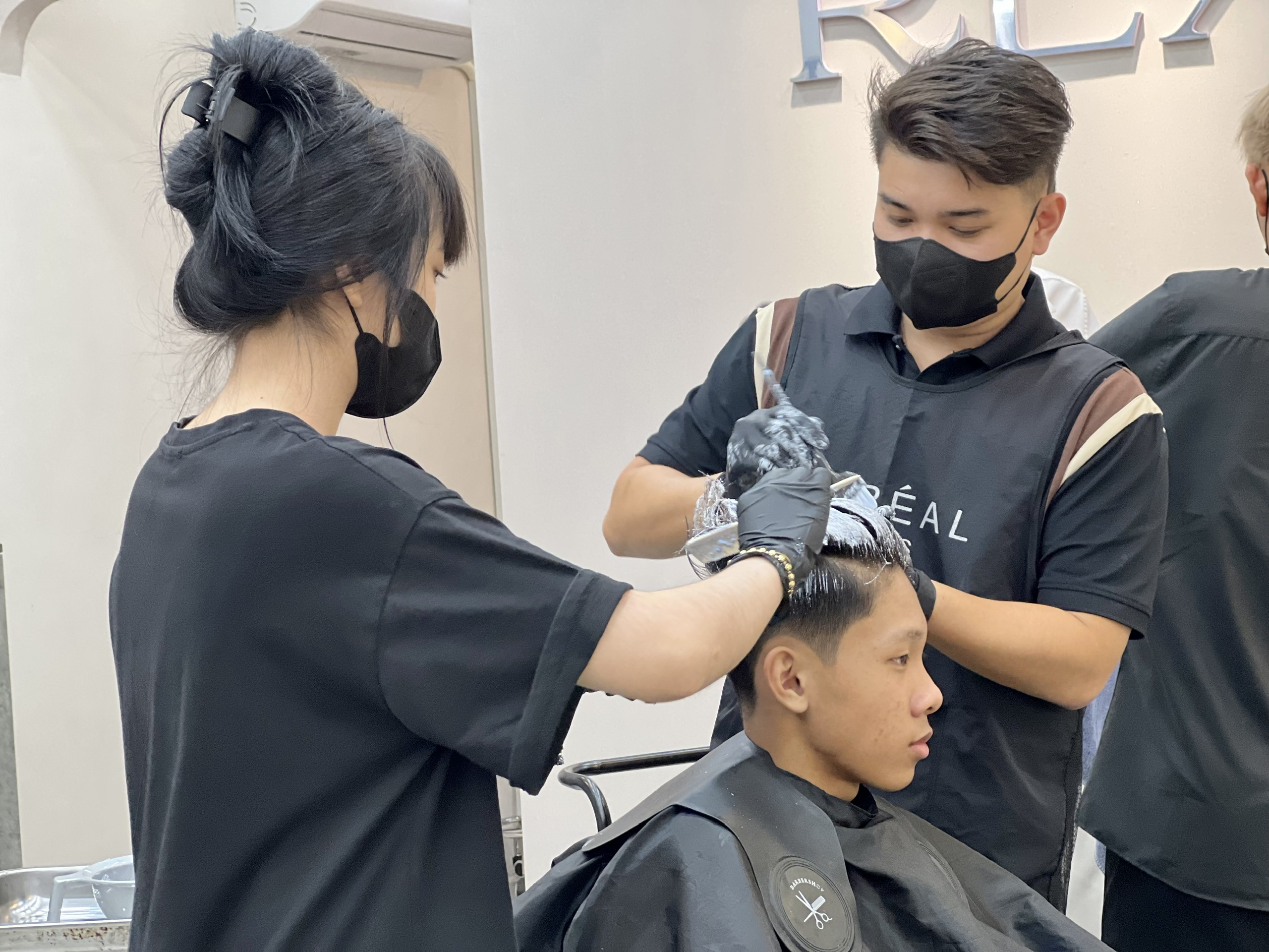 L&agrave;m đến nửa đ&ecirc;m nhưng nh&acirc;n vi&ecirc;n dịch vụ l&agrave;m đẹp vẫn rạng rỡ v&igrave; thu nhập tăng- Ảnh 3.
