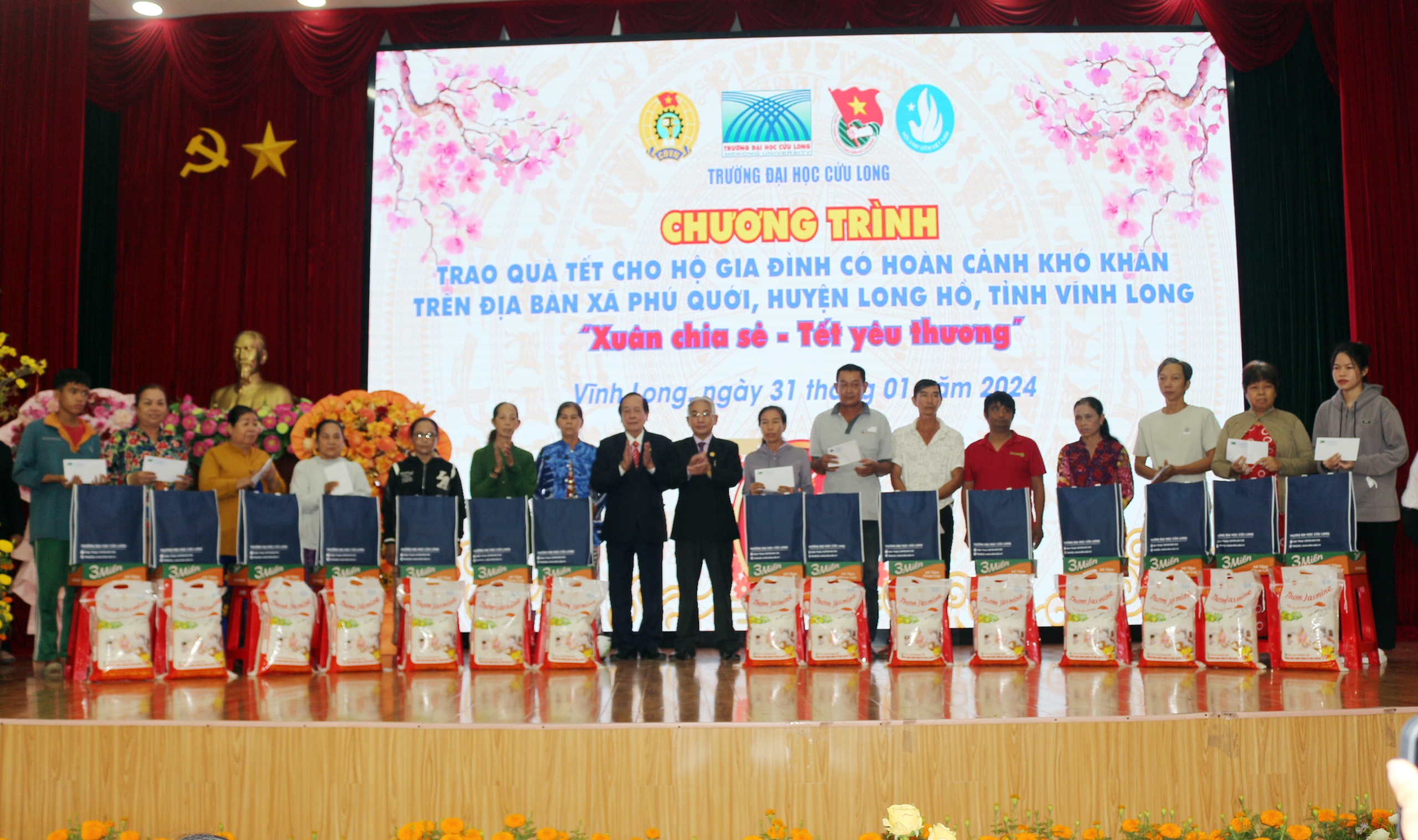Trường ĐH Cửu Long trao 120 phần qu&agrave; Tết cho người ngh&egrave;o- Ảnh 4.