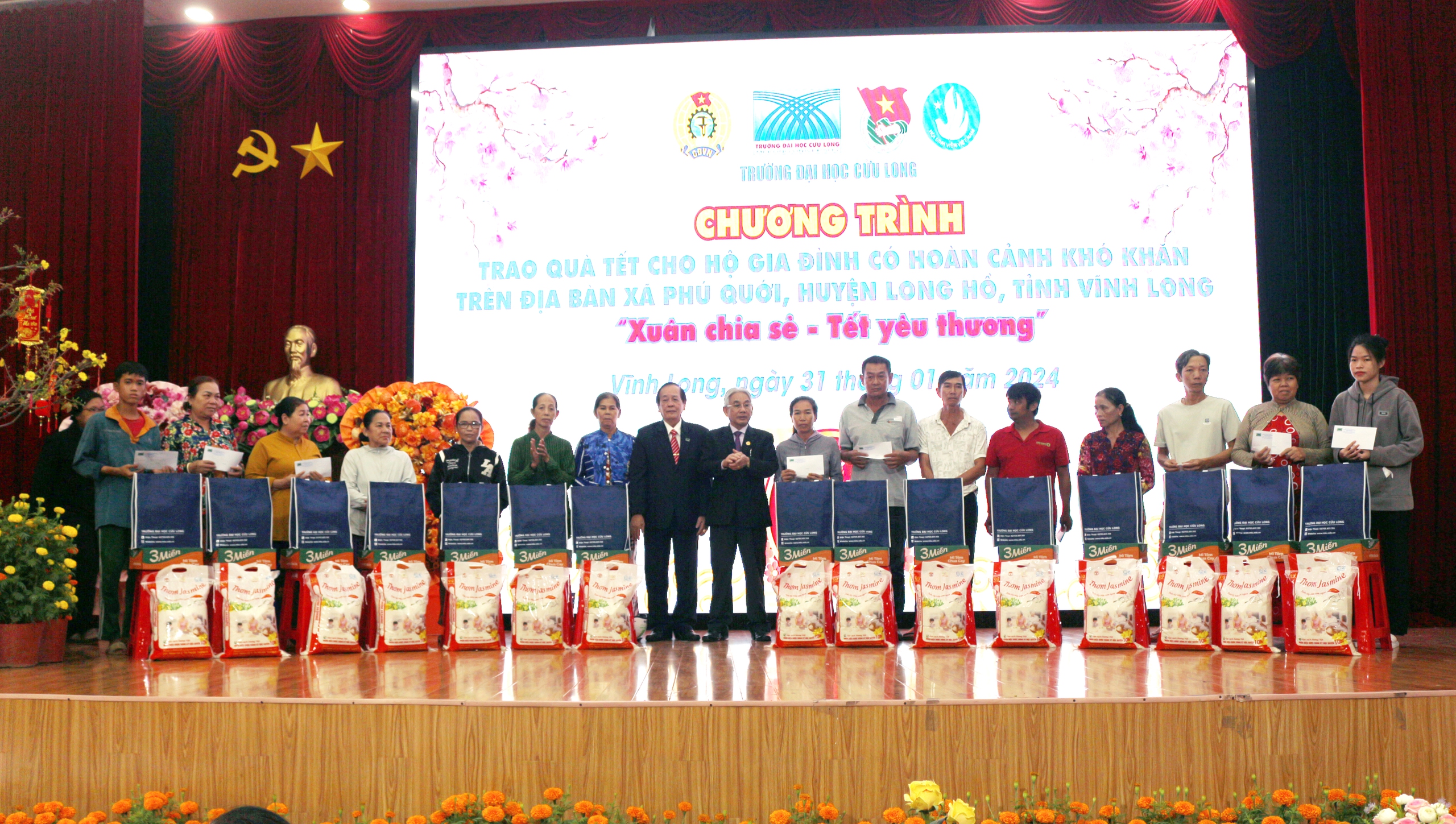 Trường ĐH Cửu Long trao 120 phần qu&agrave; Tết cho người ngh&egrave;o- Ảnh 5.