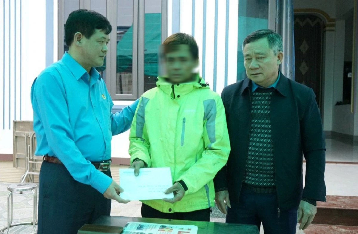 C&ocirc;ng đo&agrave;n Thanh H&oacute;a thăm hỏi th&acirc;n nh&acirc;n vụ ch&aacute;y nh&agrave; khiến 3 mẹ con tử vong- Ảnh 1.