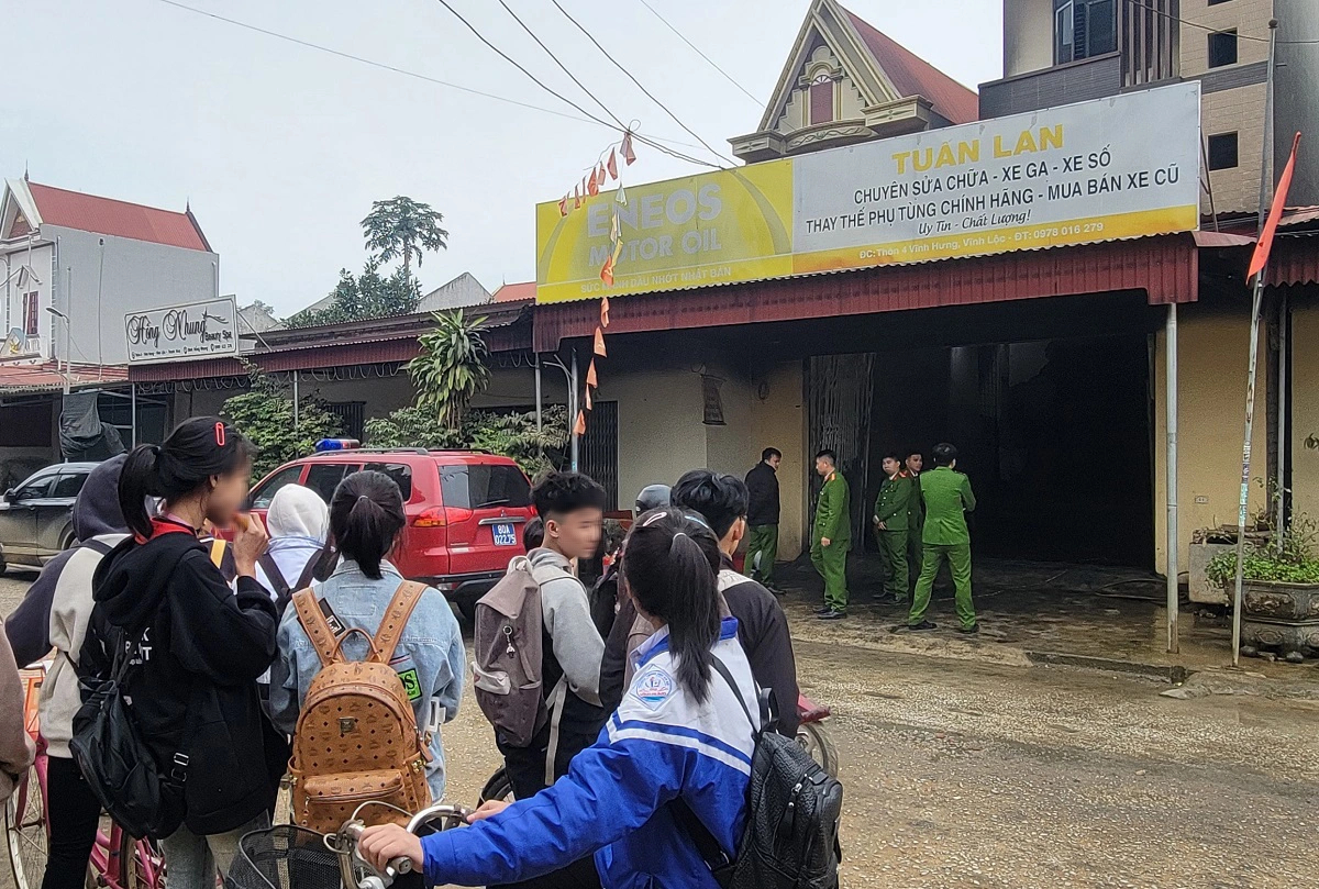 C&ocirc;ng đo&agrave;n Thanh H&oacute;a thăm hỏi th&acirc;n nh&acirc;n vụ ch&aacute;y nh&agrave; khiến 3 mẹ con tử vong- Ảnh 2.