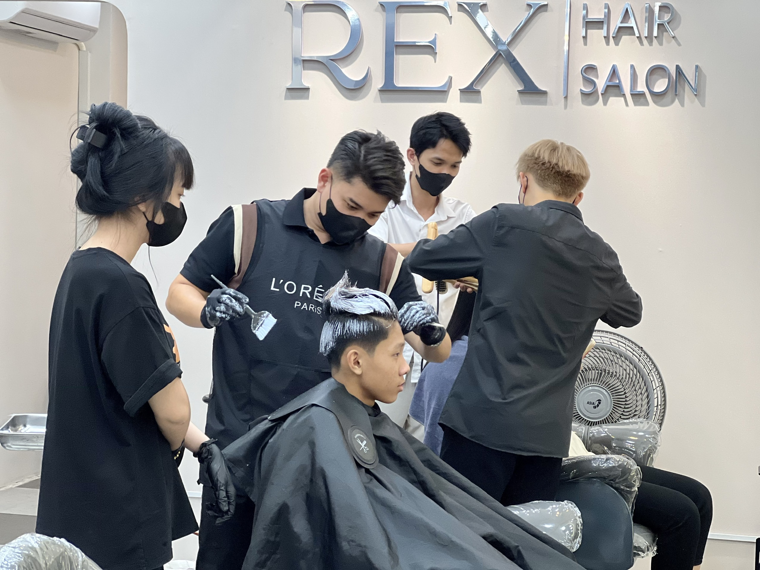 L&agrave;m đến nửa đ&ecirc;m nhưng nh&acirc;n vi&ecirc;n dịch vụ l&agrave;m đẹp vẫn rạng rỡ v&igrave; thu nhập tăng- Ảnh 1.
