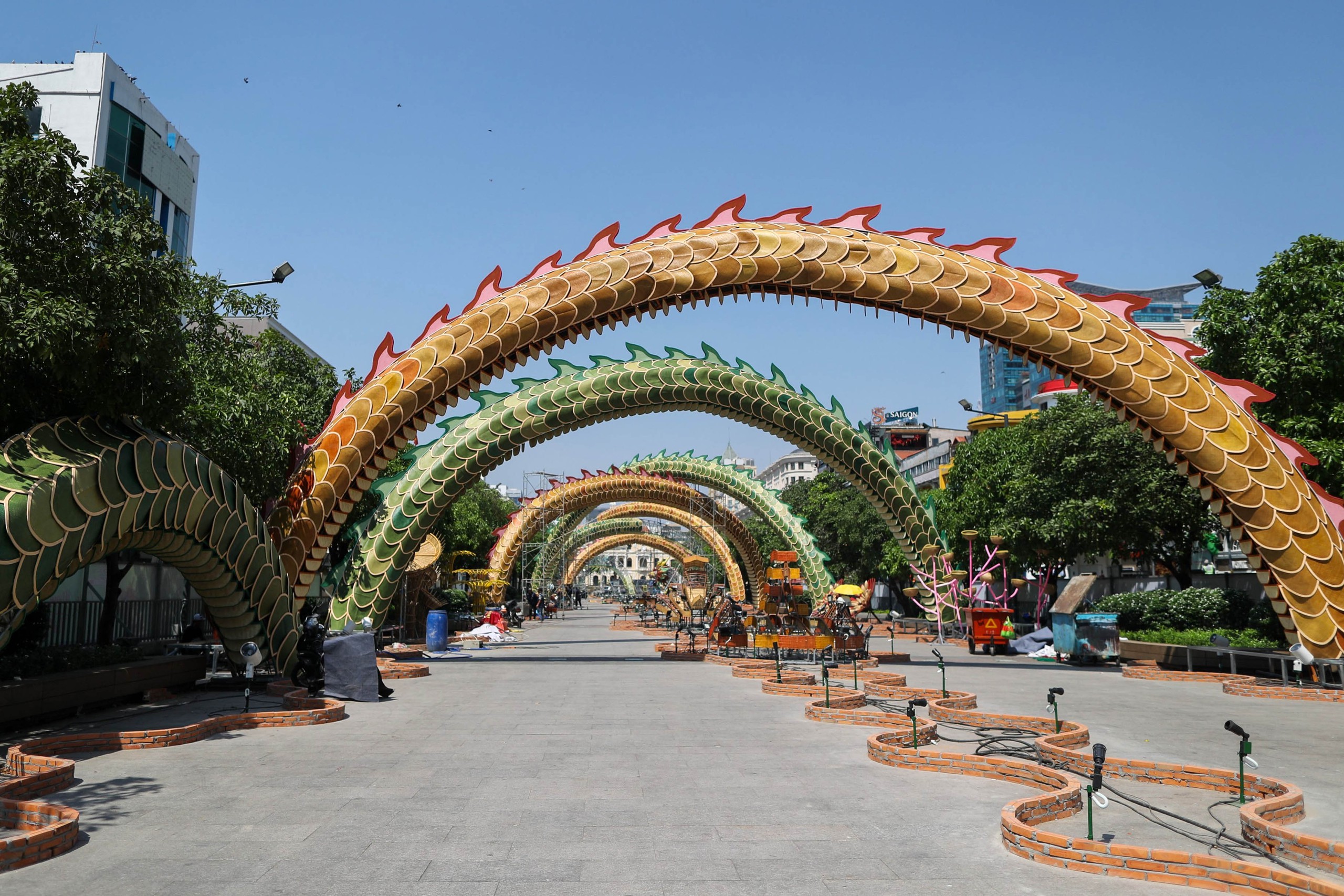 Linh vật rồng d&agrave;i 100 m tr&ecirc;n đường hoa Nguyễn Huệ dần hiện h&igrave;nh- Ảnh 5.