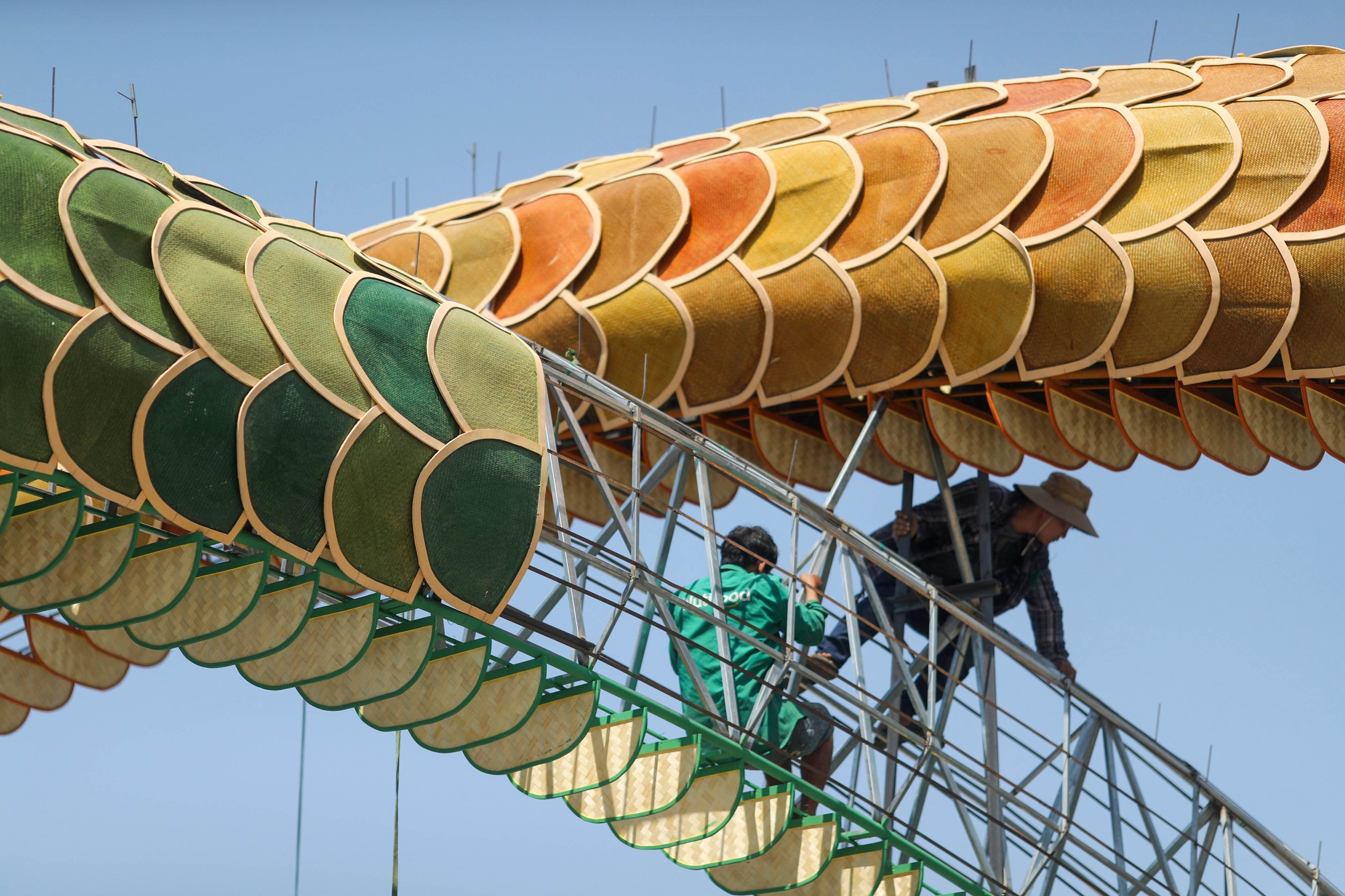 Linh vật rồng d&agrave;i 100 m tr&ecirc;n đường hoa Nguyễn Huệ dần hiện h&igrave;nh- Ảnh 8.