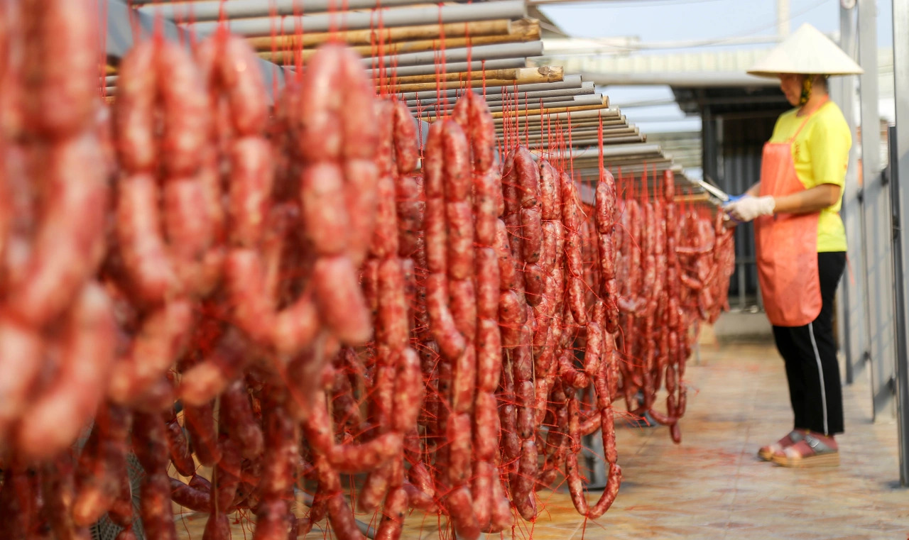 "Chốt đơn" cả tấn chả b&ograve;, lạp xưởng Tết... nhưng kh&ocirc;ng tăng gi&aacute;- Ảnh 2.