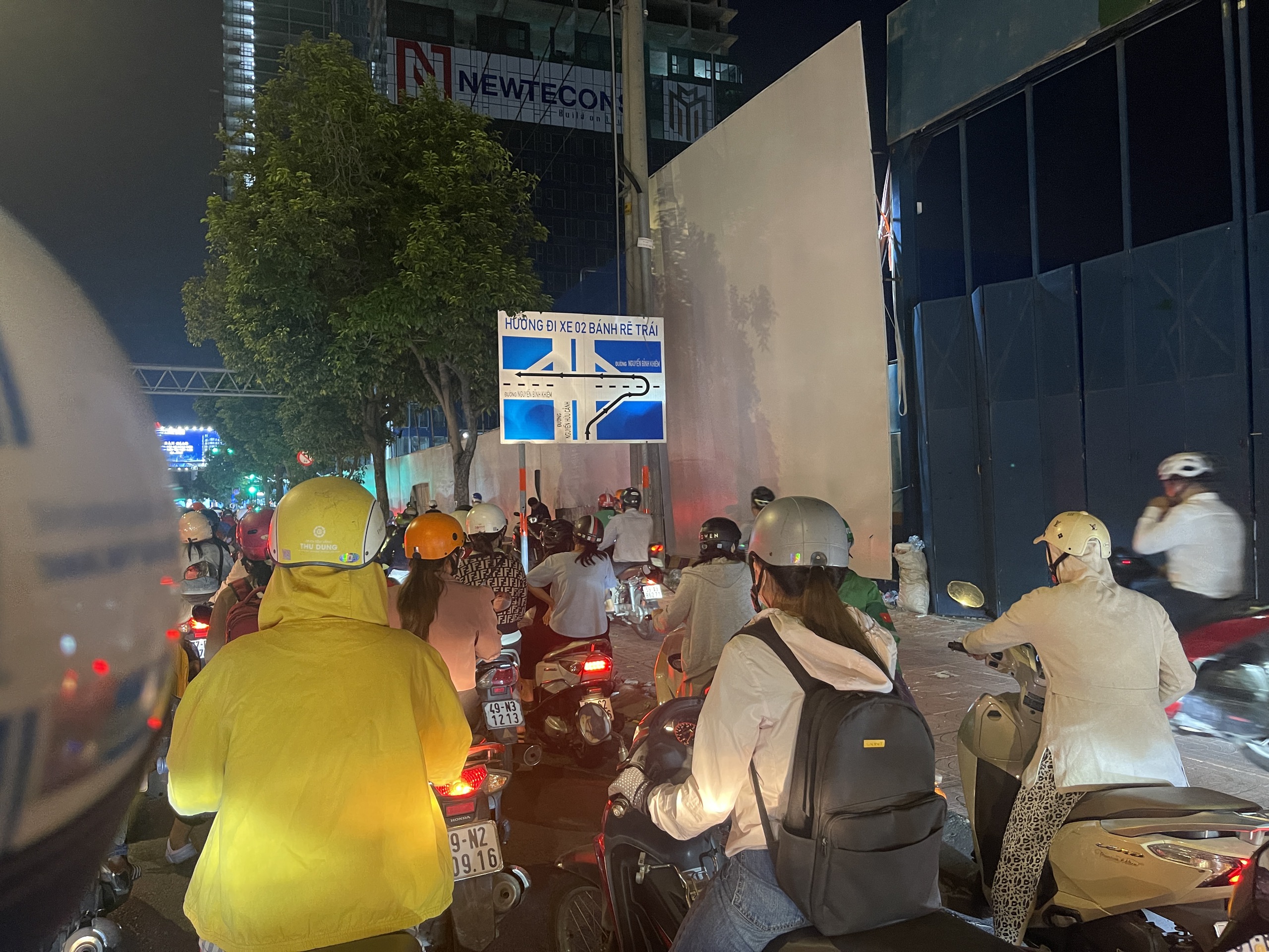 Nhiều tuyến đường ở TP HCM &ugrave;n ứ, xe cộ chen ch&uacute;c- Ảnh 2.