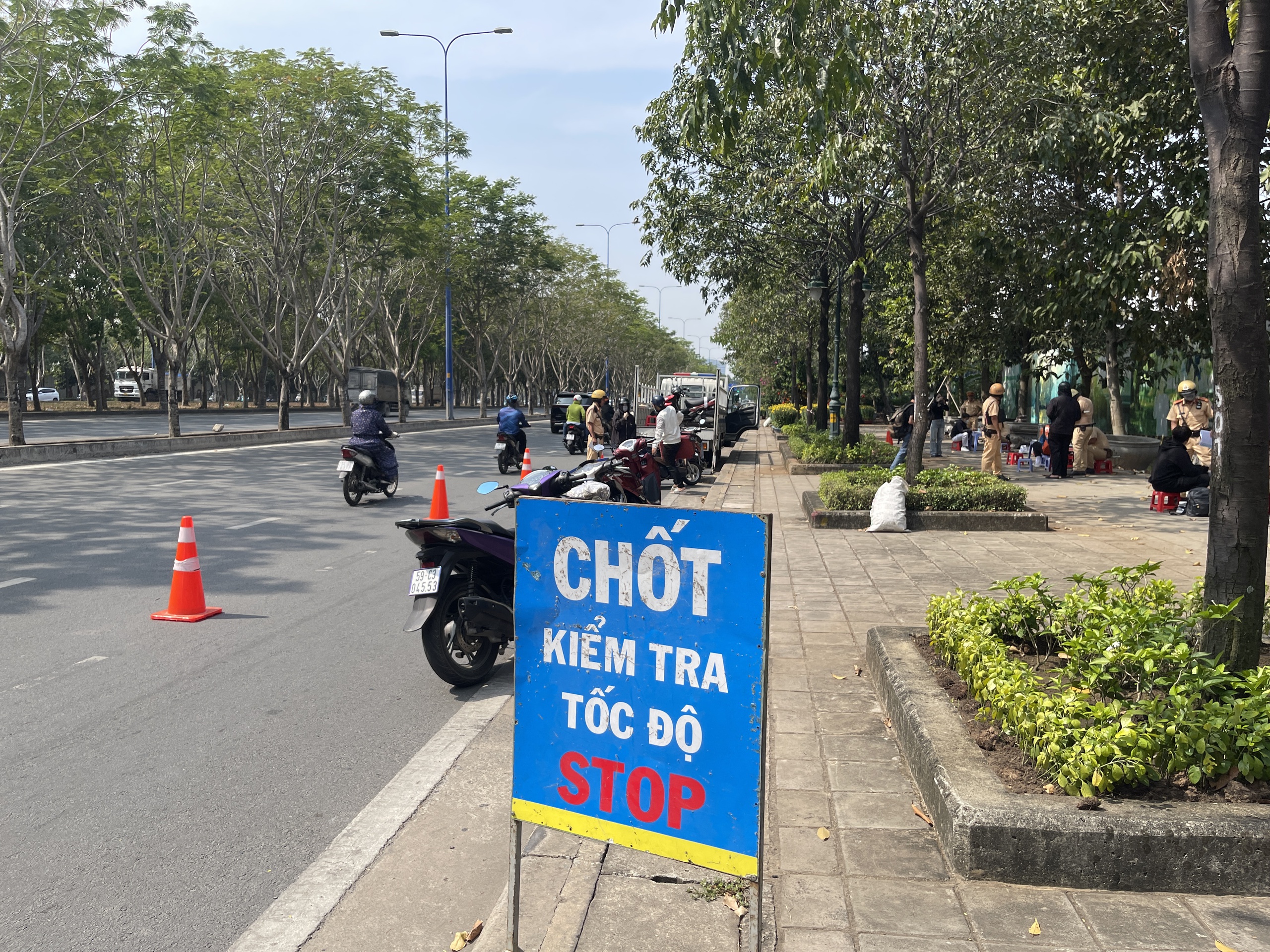 Nhiều người bị xử phạt do chạy quá tốc độ trên đường Mai Chí Thọ- Ảnh 1.