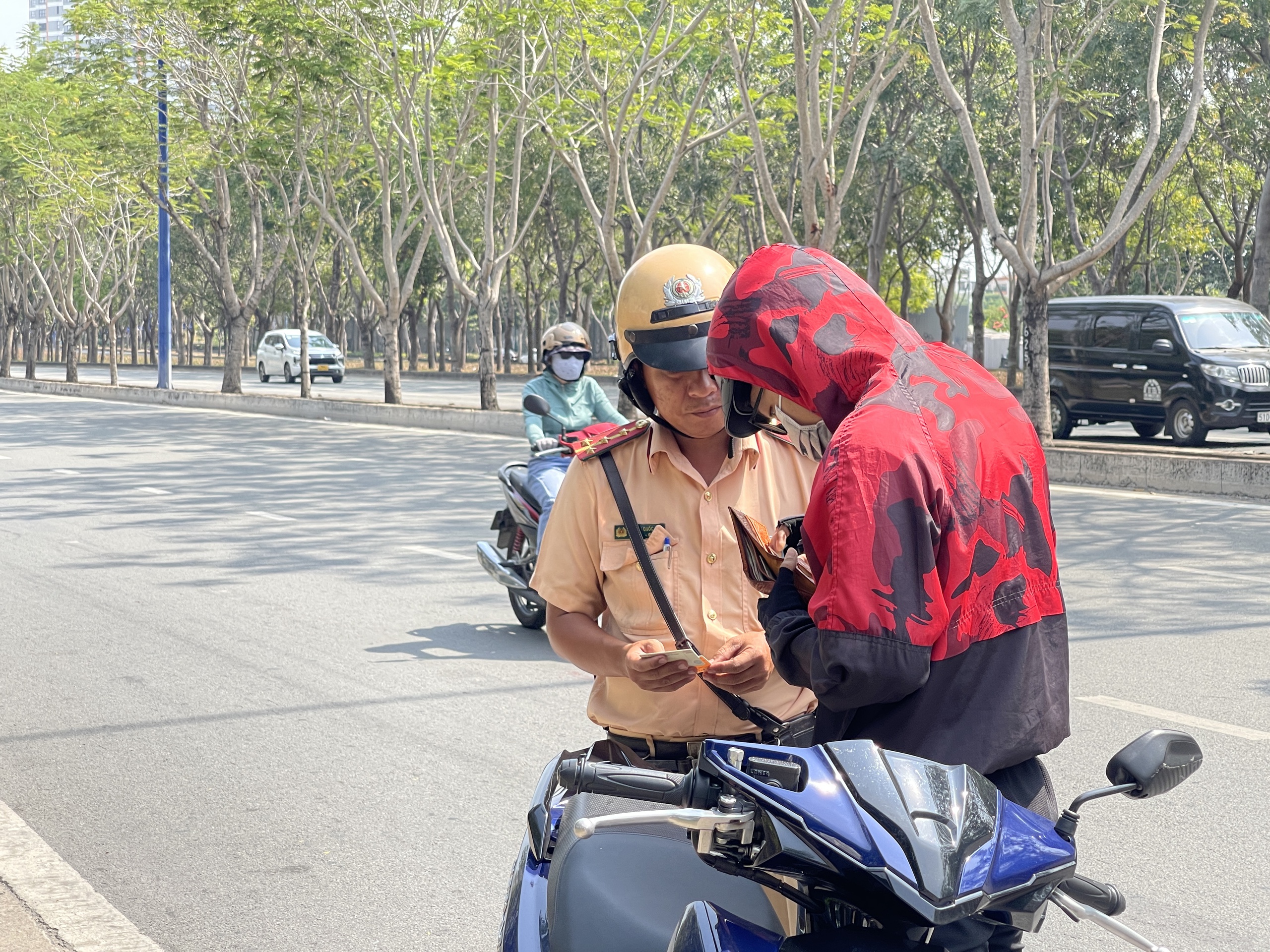 Nhiều người bị xử phạt do chạy quá tốc độ trên đường Mai Chí Thọ- Ảnh 4.